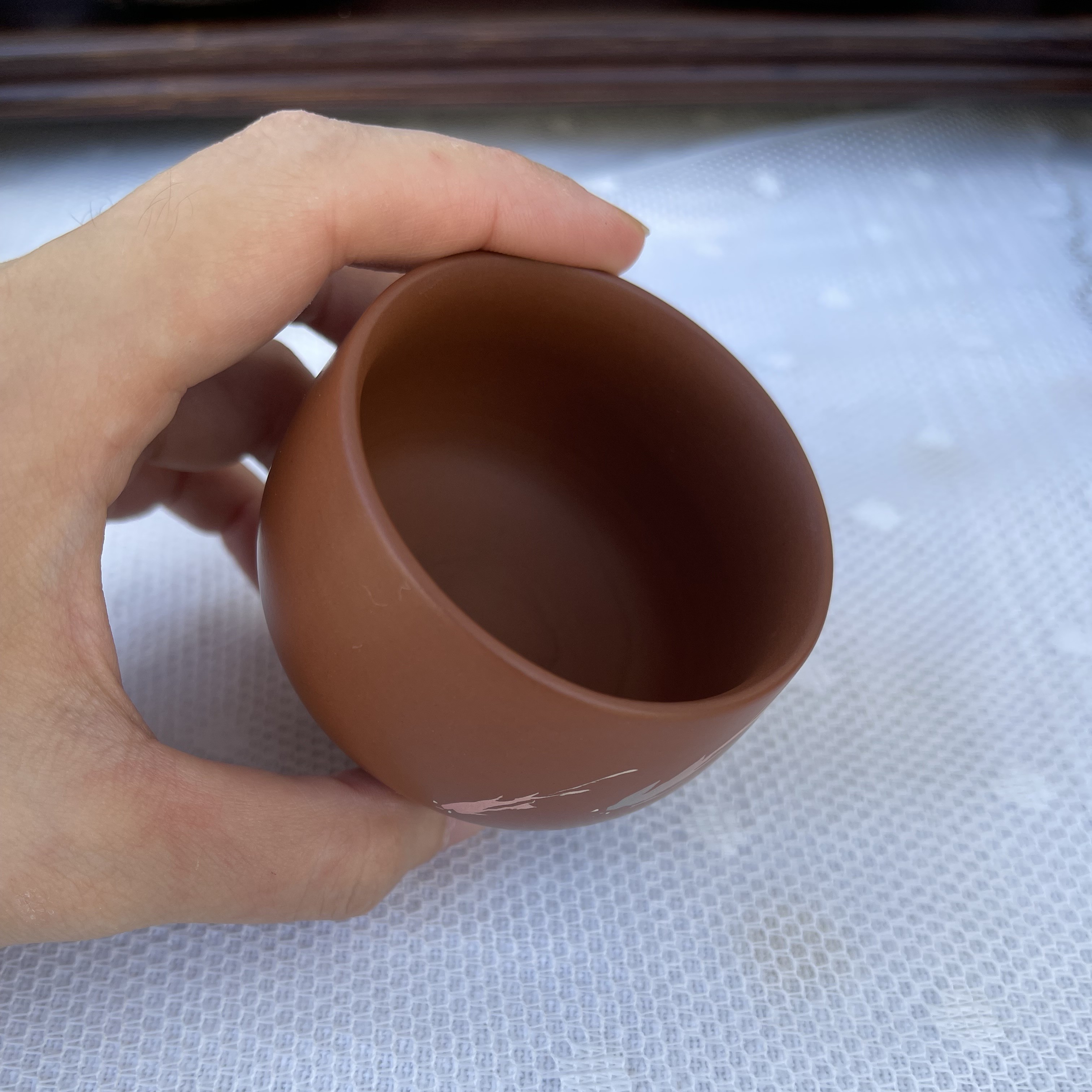 Petite tasse avec le motif de carpe
