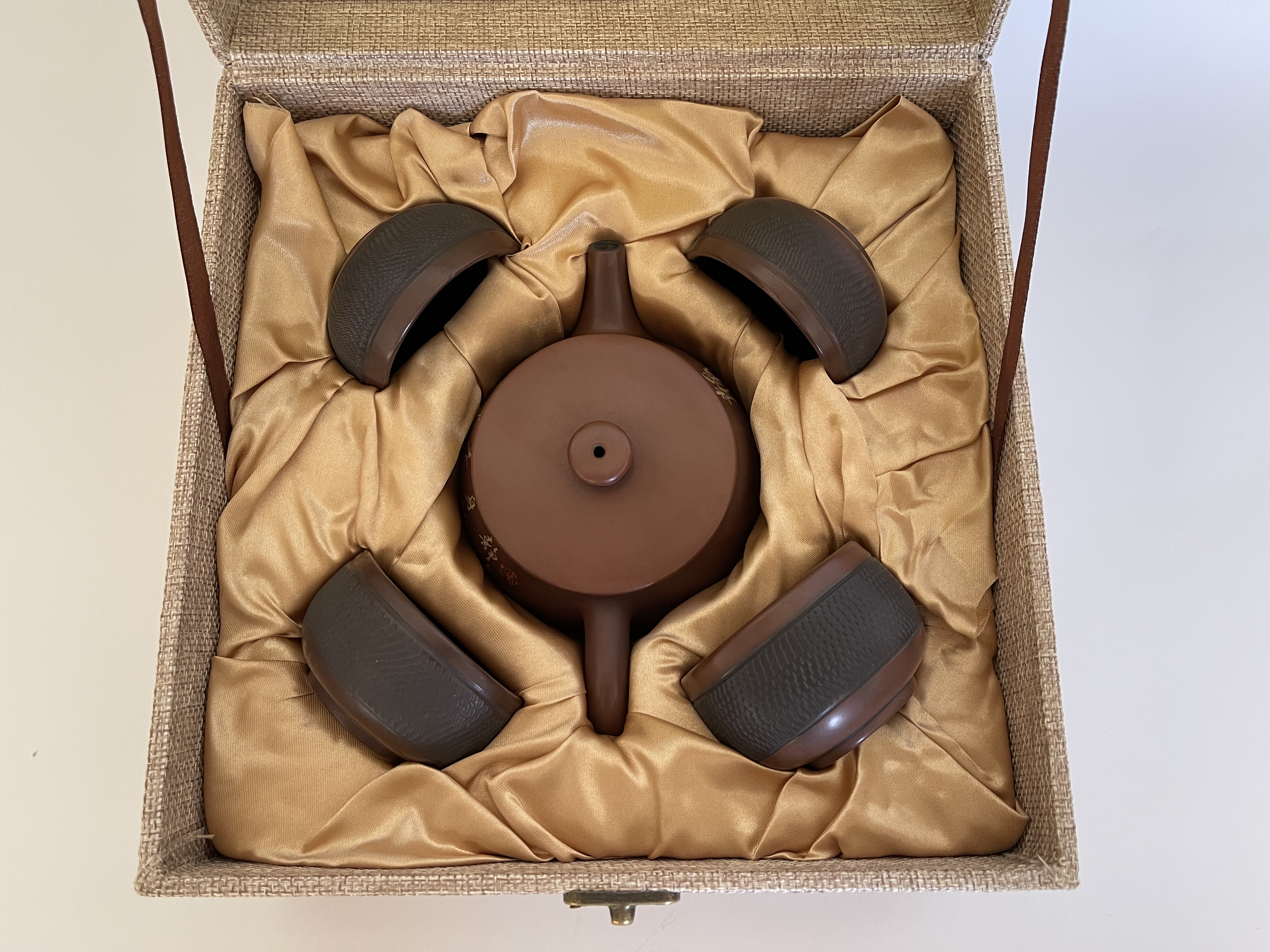 Coffret avec une theière marron et quatre tasses