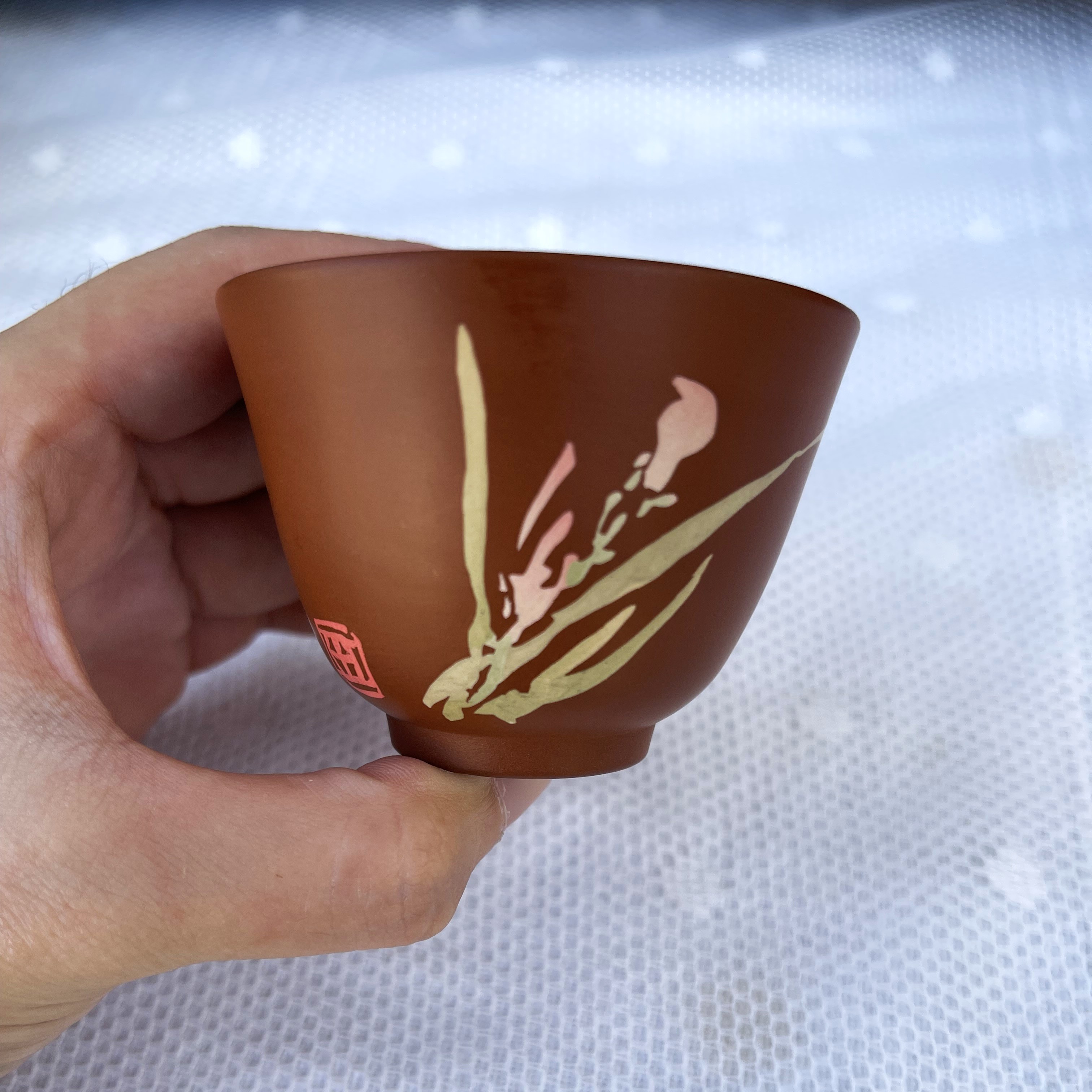 Petite tasse avec le motif de fleur