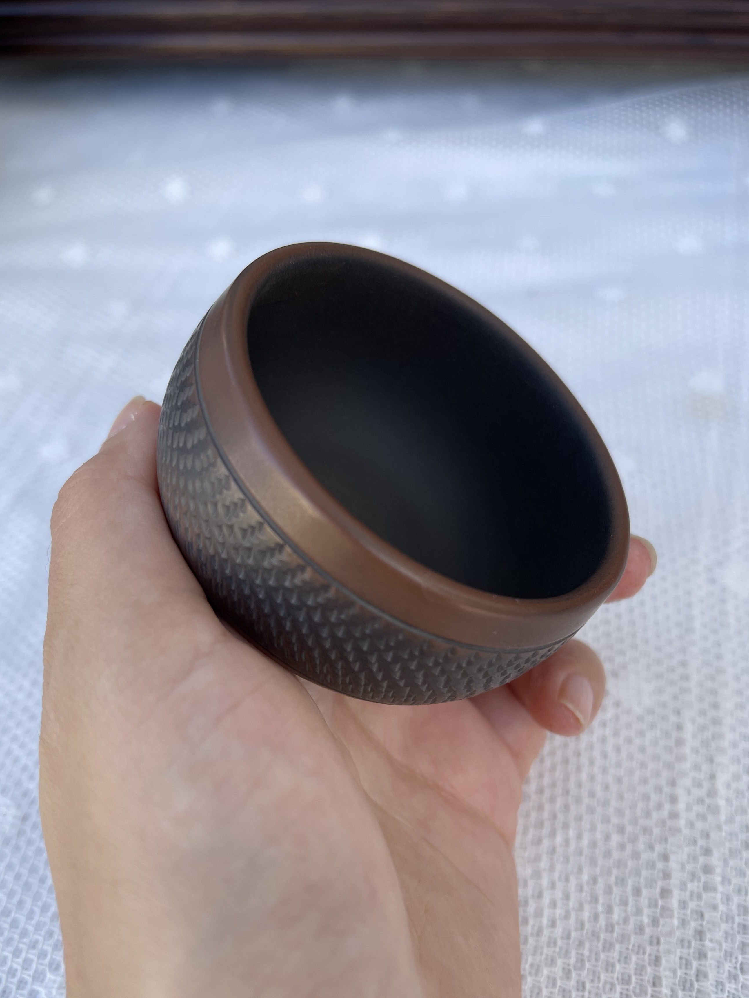 Petite tasse avec le motif ondulé