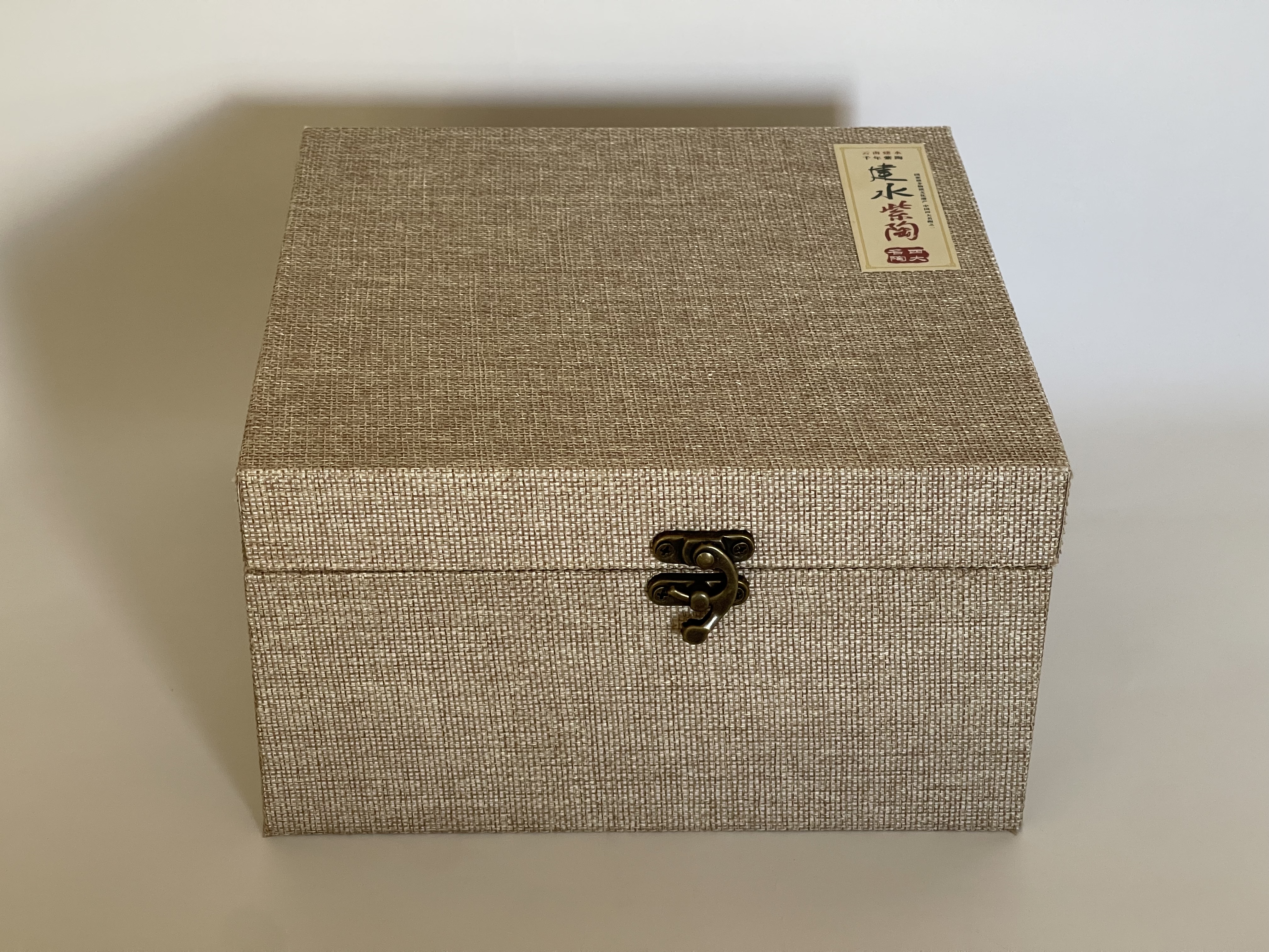 Coffret avec une theière marron et quatre tasses
