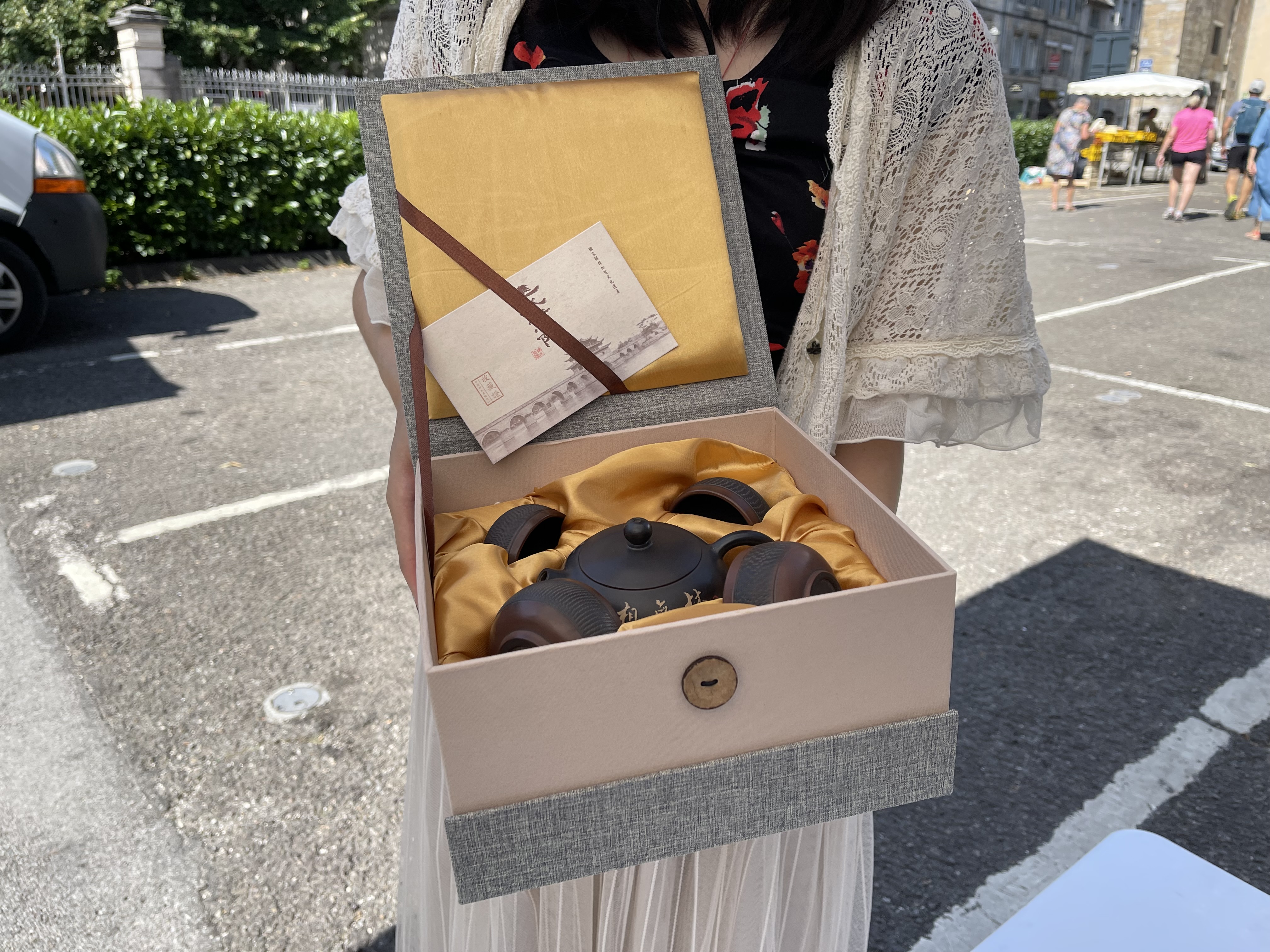 Coffret avec une theière noire et quatre tasses 