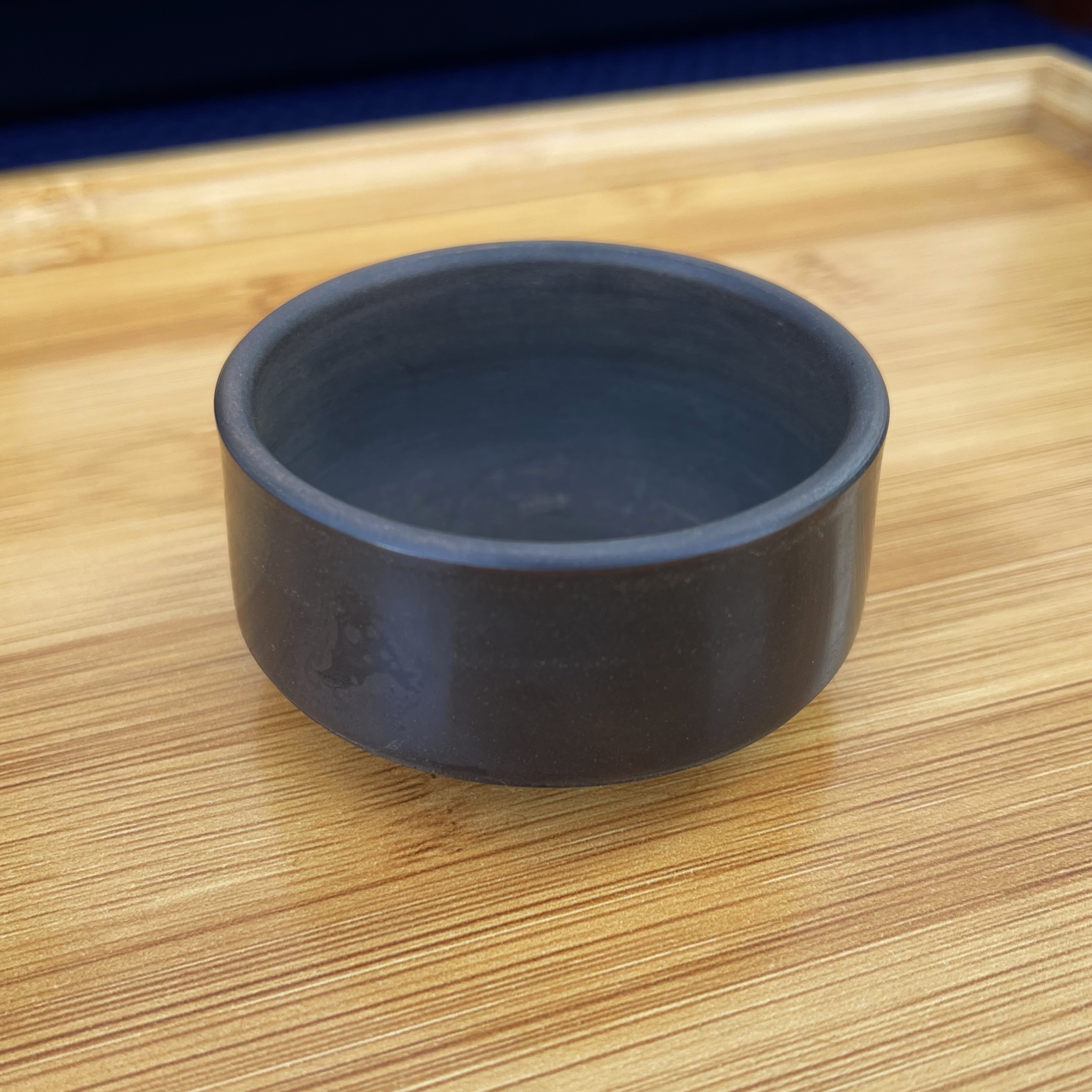 Petite tasse noire -Desing- legèrement plate brillante