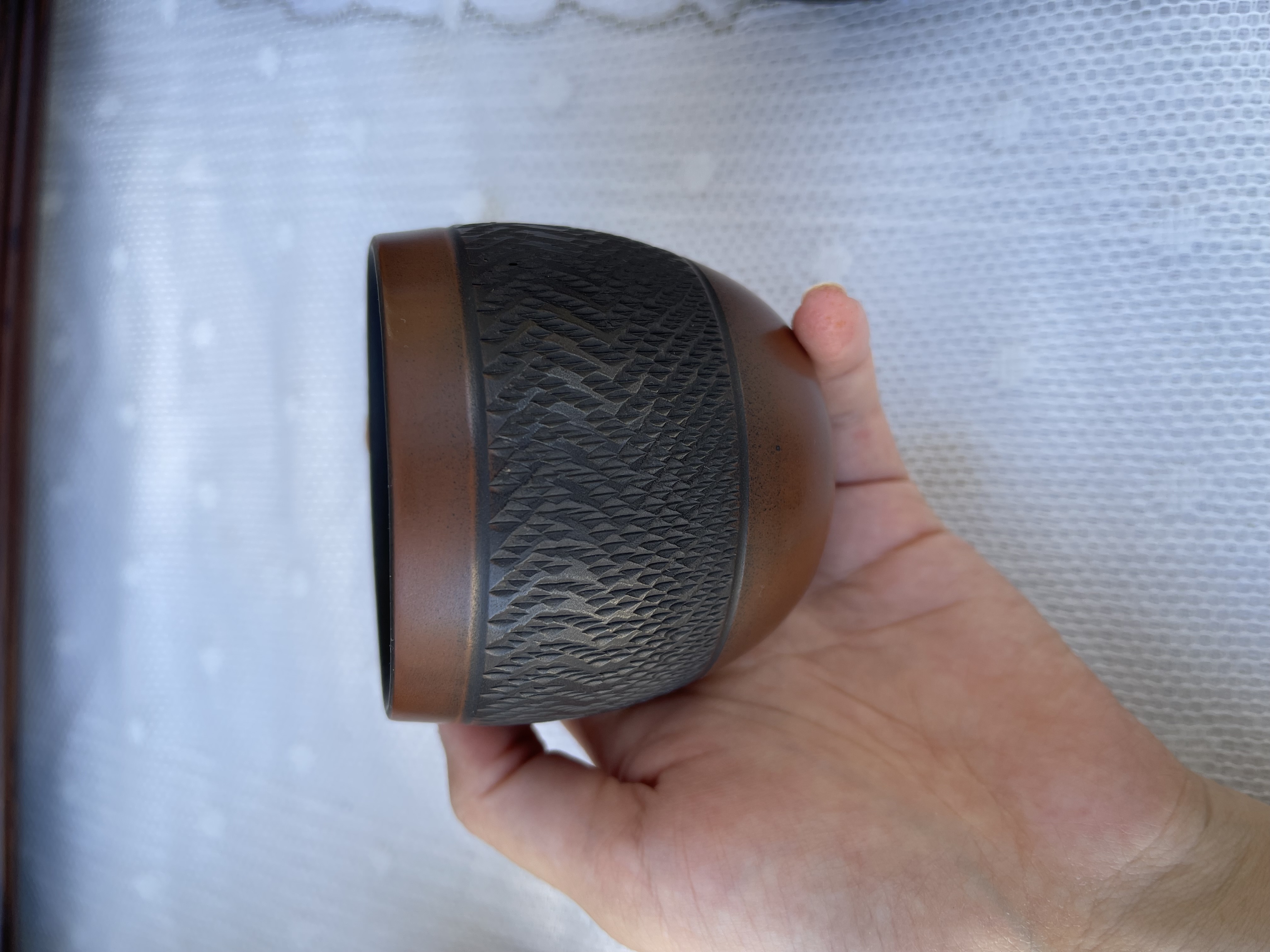 Tasse avec le motif ondulé en grande taille
