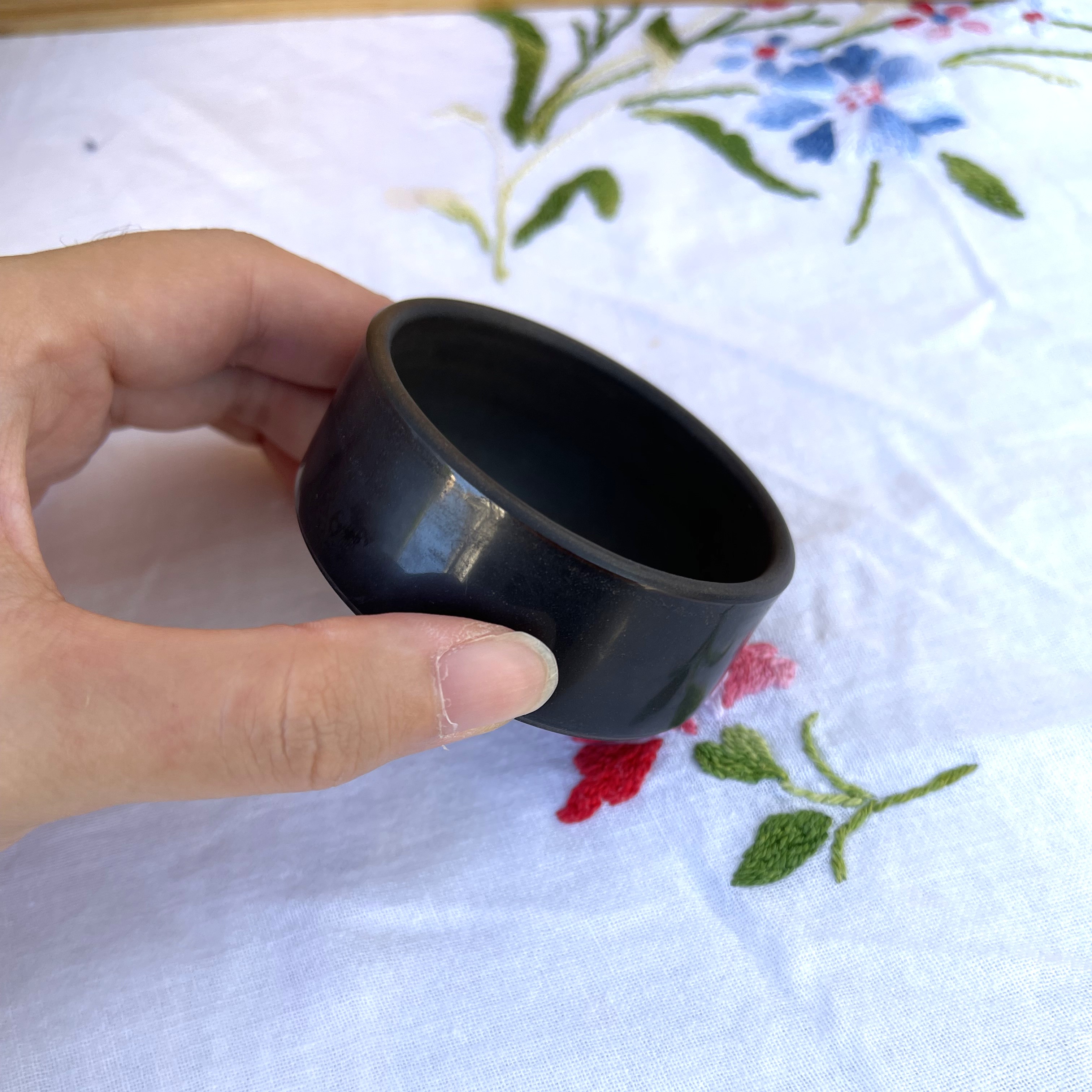 Petite tasse noire -Desing- legèrement plate brillante