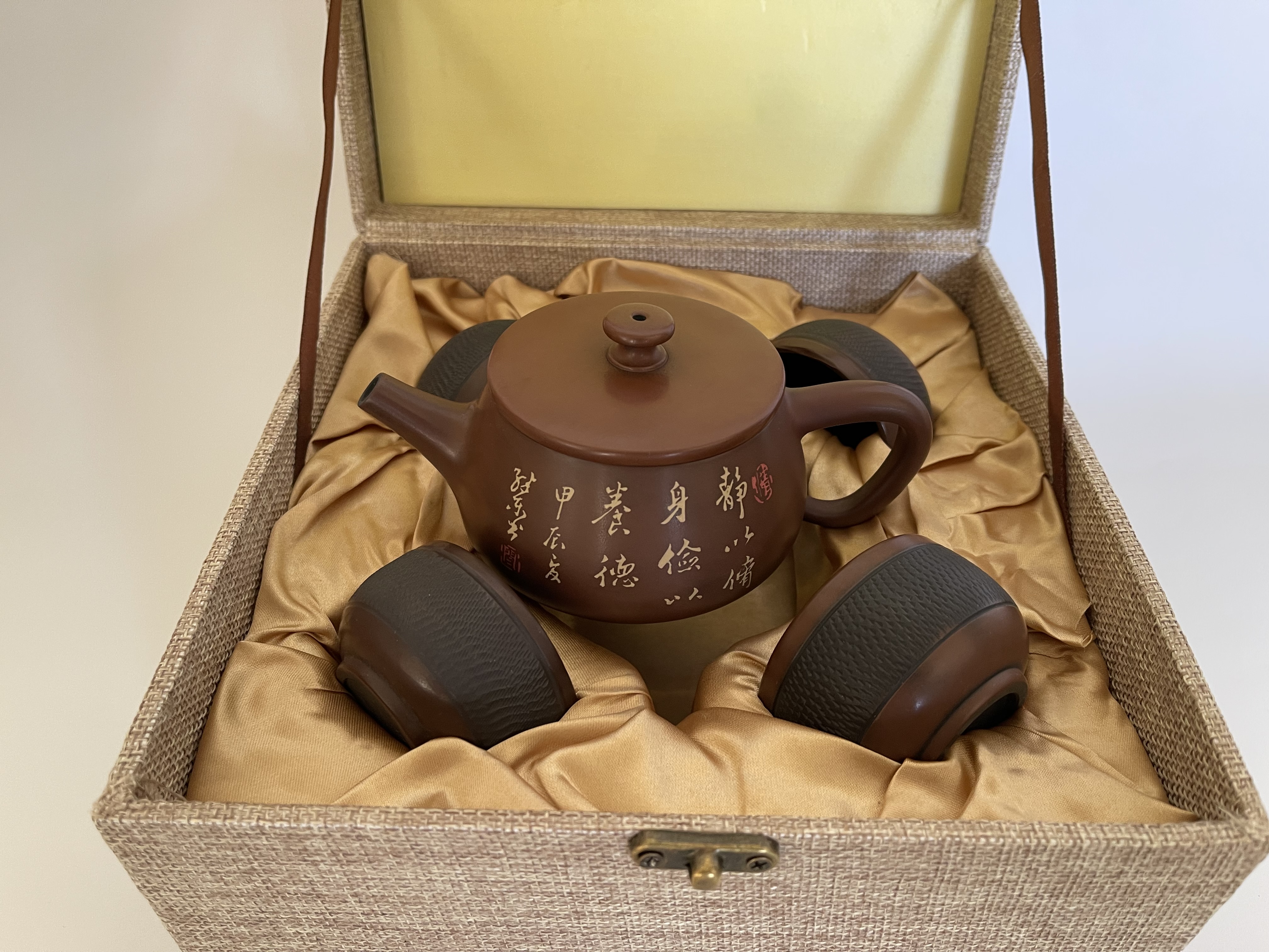 Coffret avec une theière marron et quatre tasses