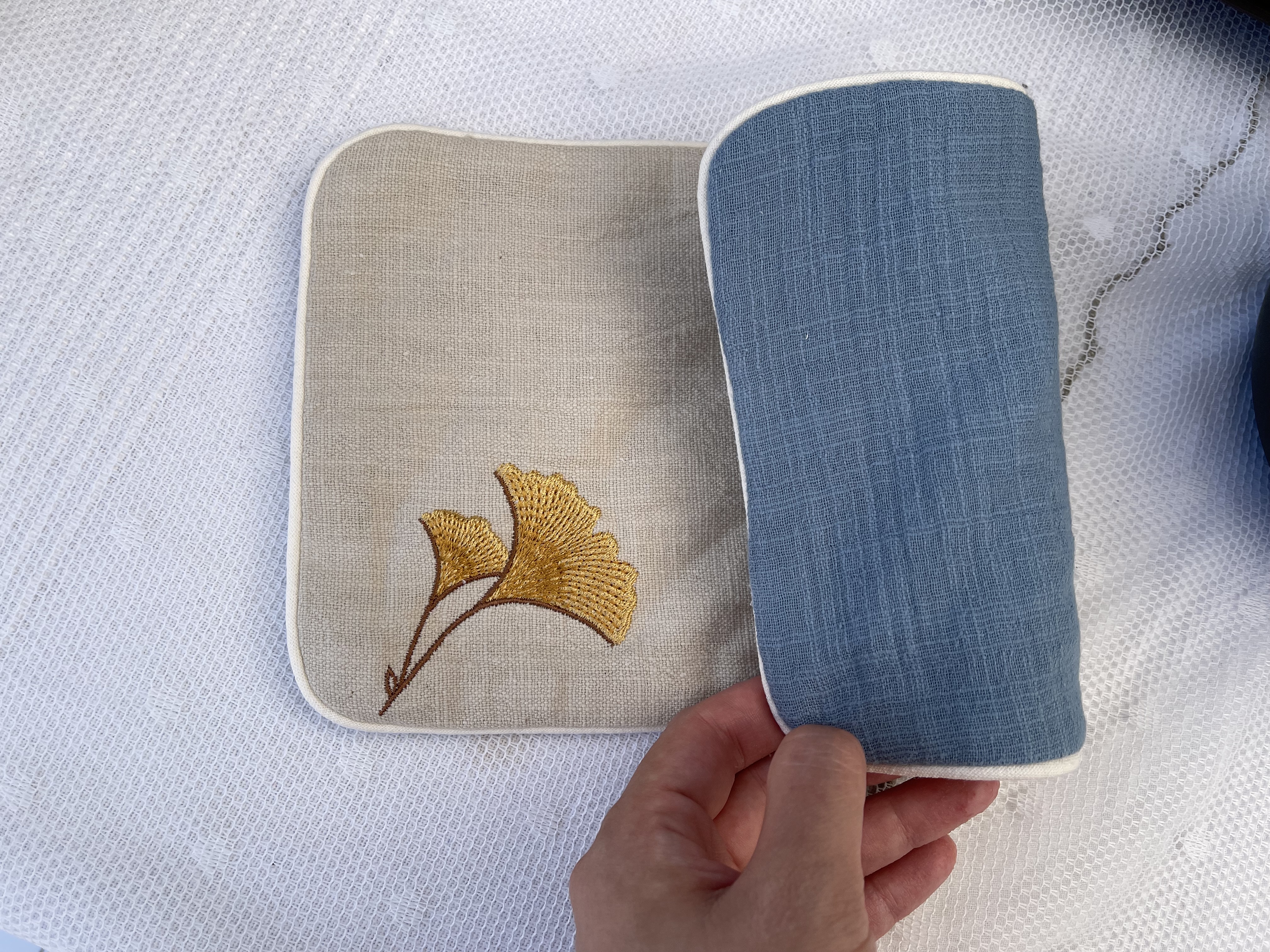 serviette avec la broderie de ginkgo