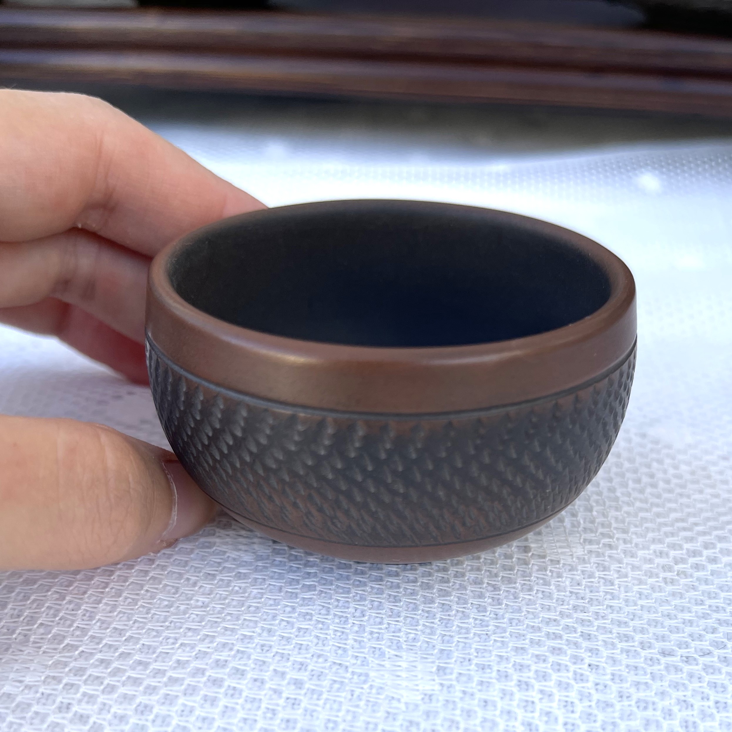 Petite tasse avec le motif ondulé