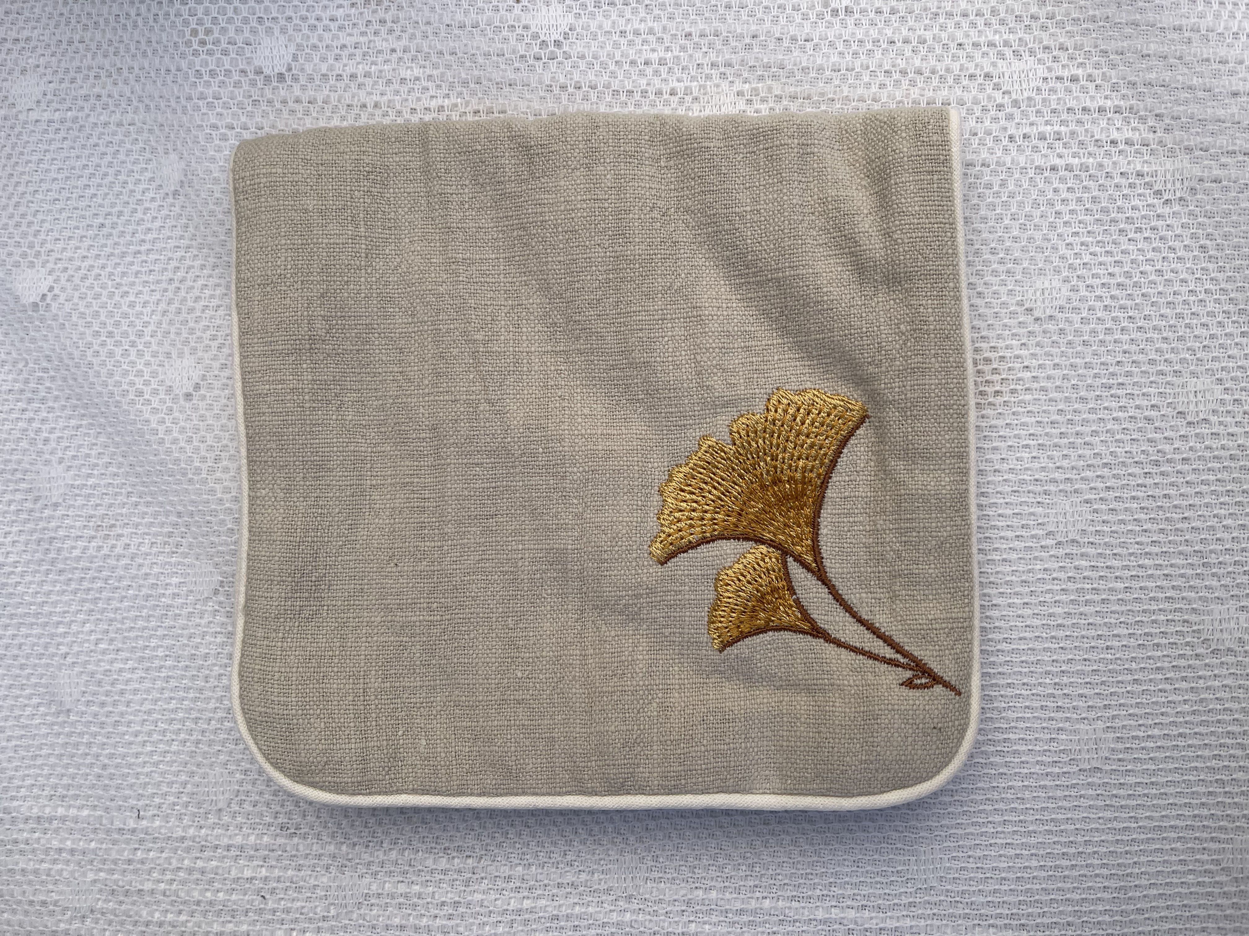 serviette avec la broderie de ginkgo