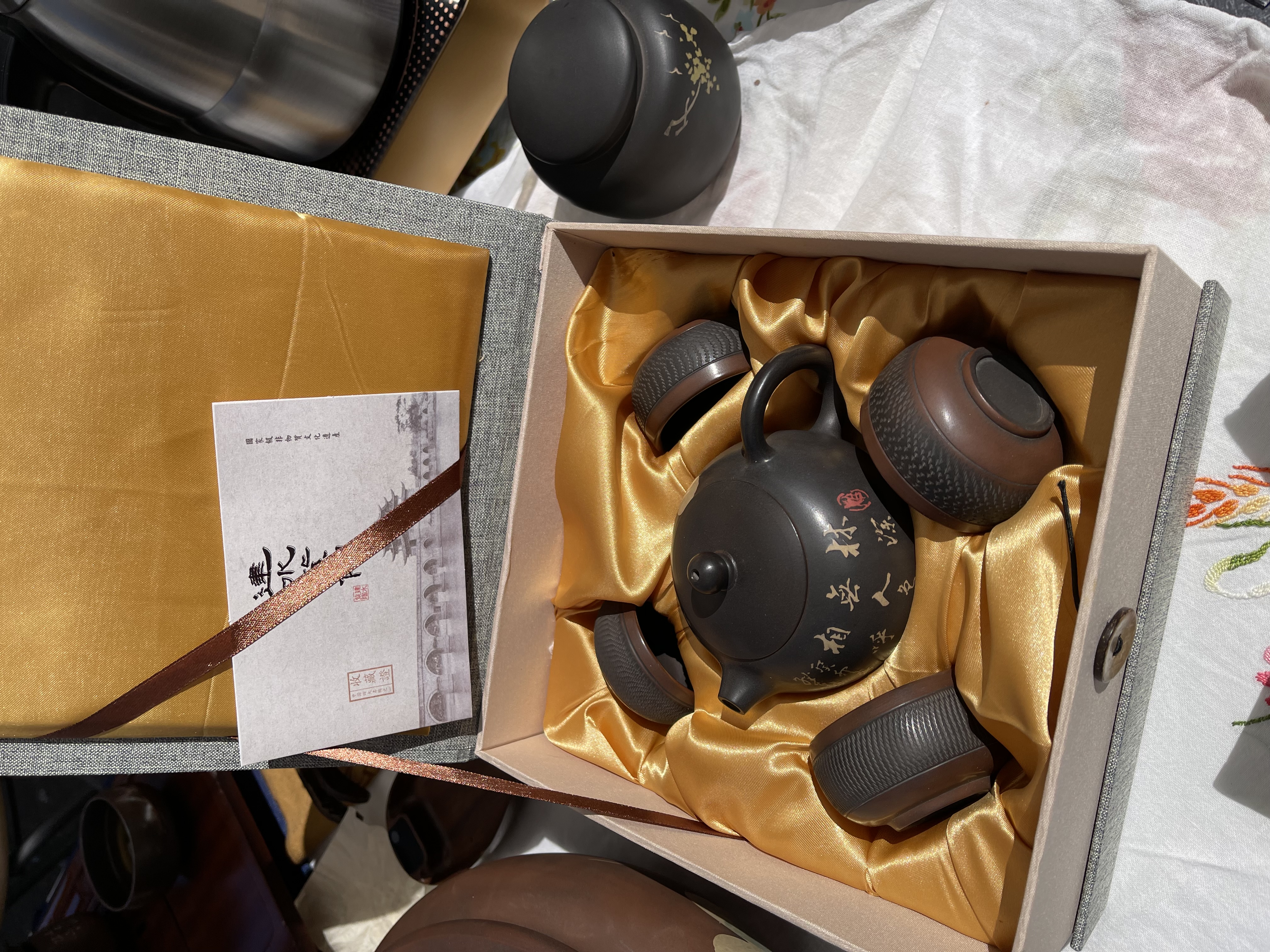 Coffret avec une theière noire et quatre tasses 
