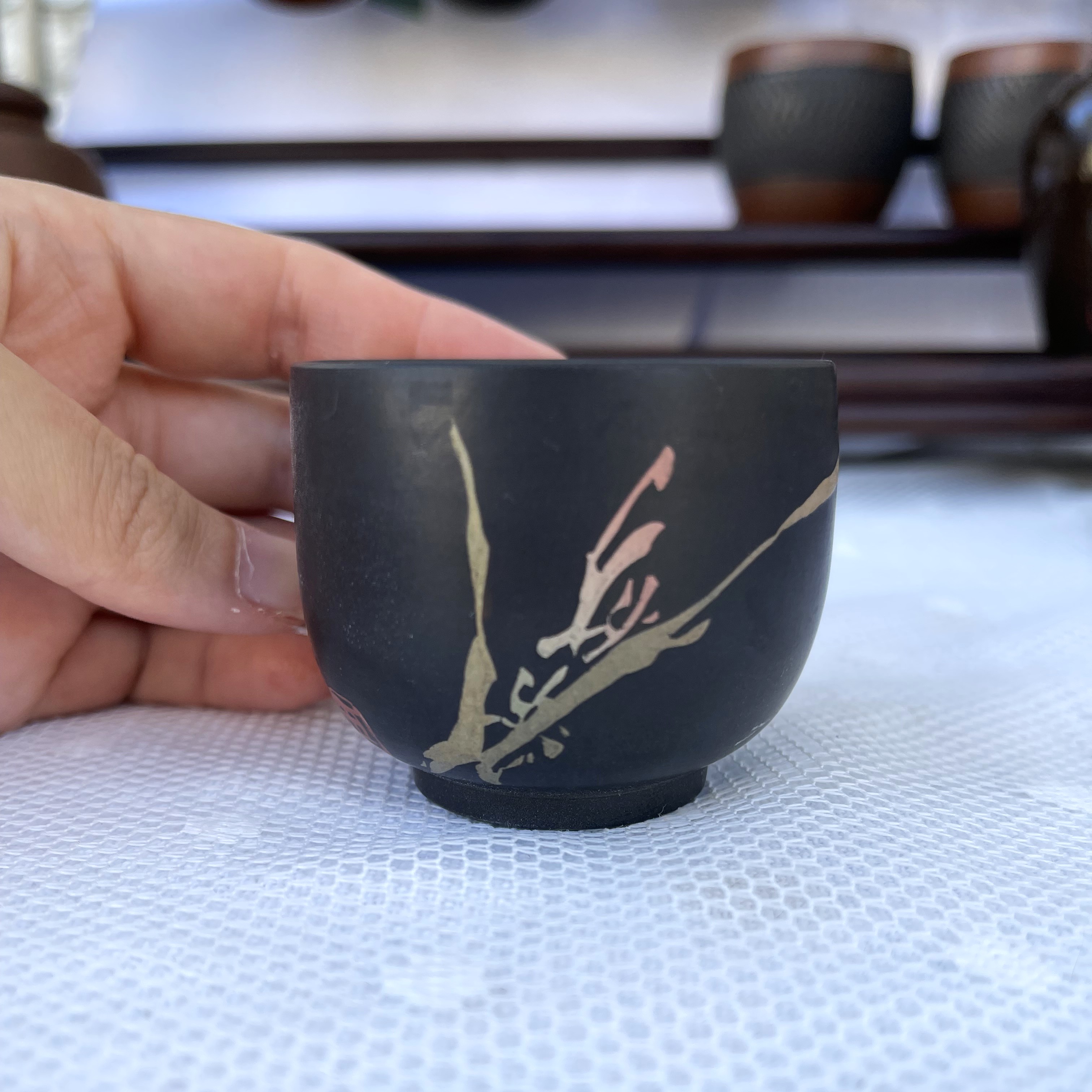 Petite tasse avec le motif de fleur