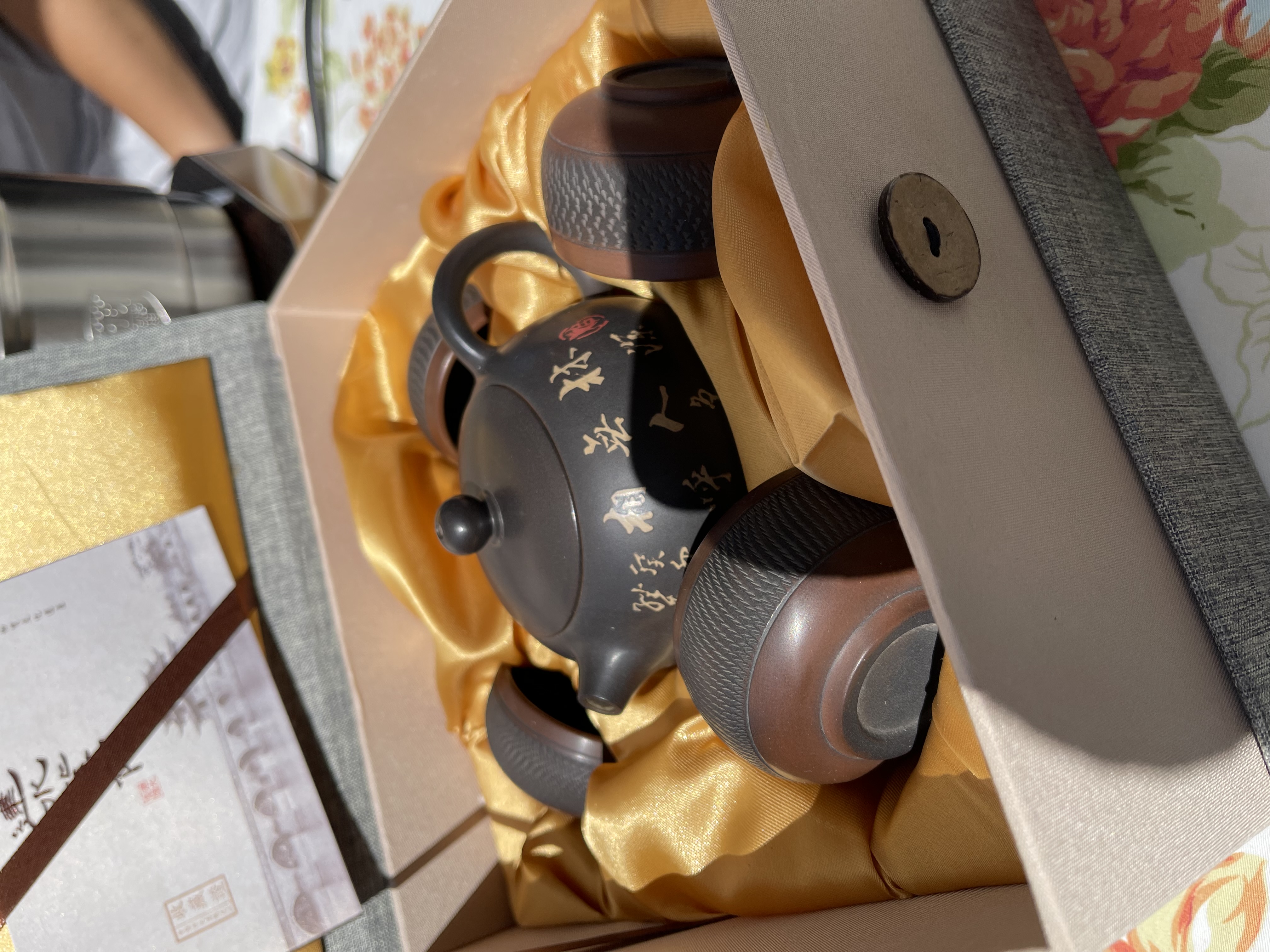 Coffret avec une theière noire et quatre tasses 