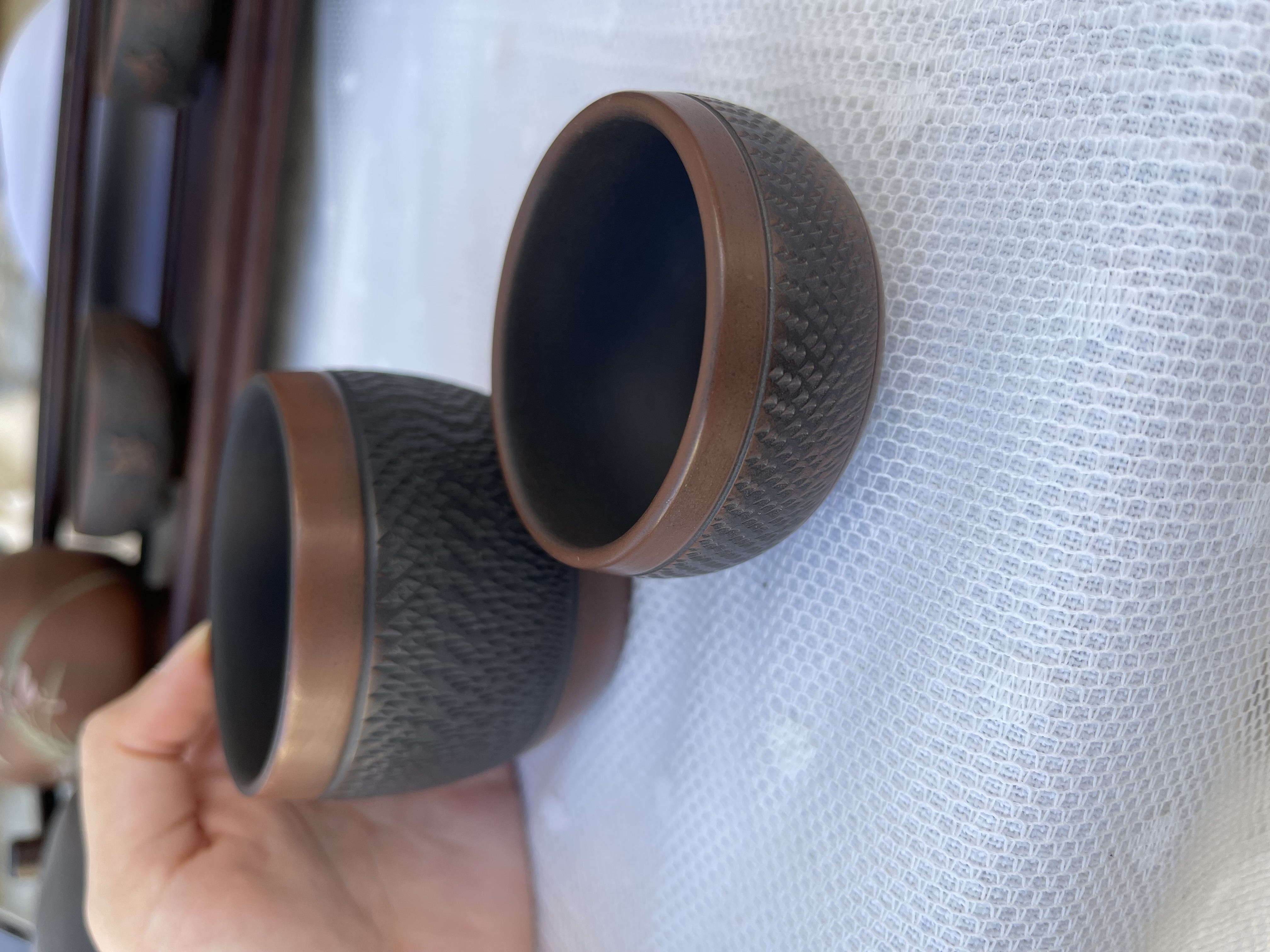 Petite tasse avec le motif ondulé