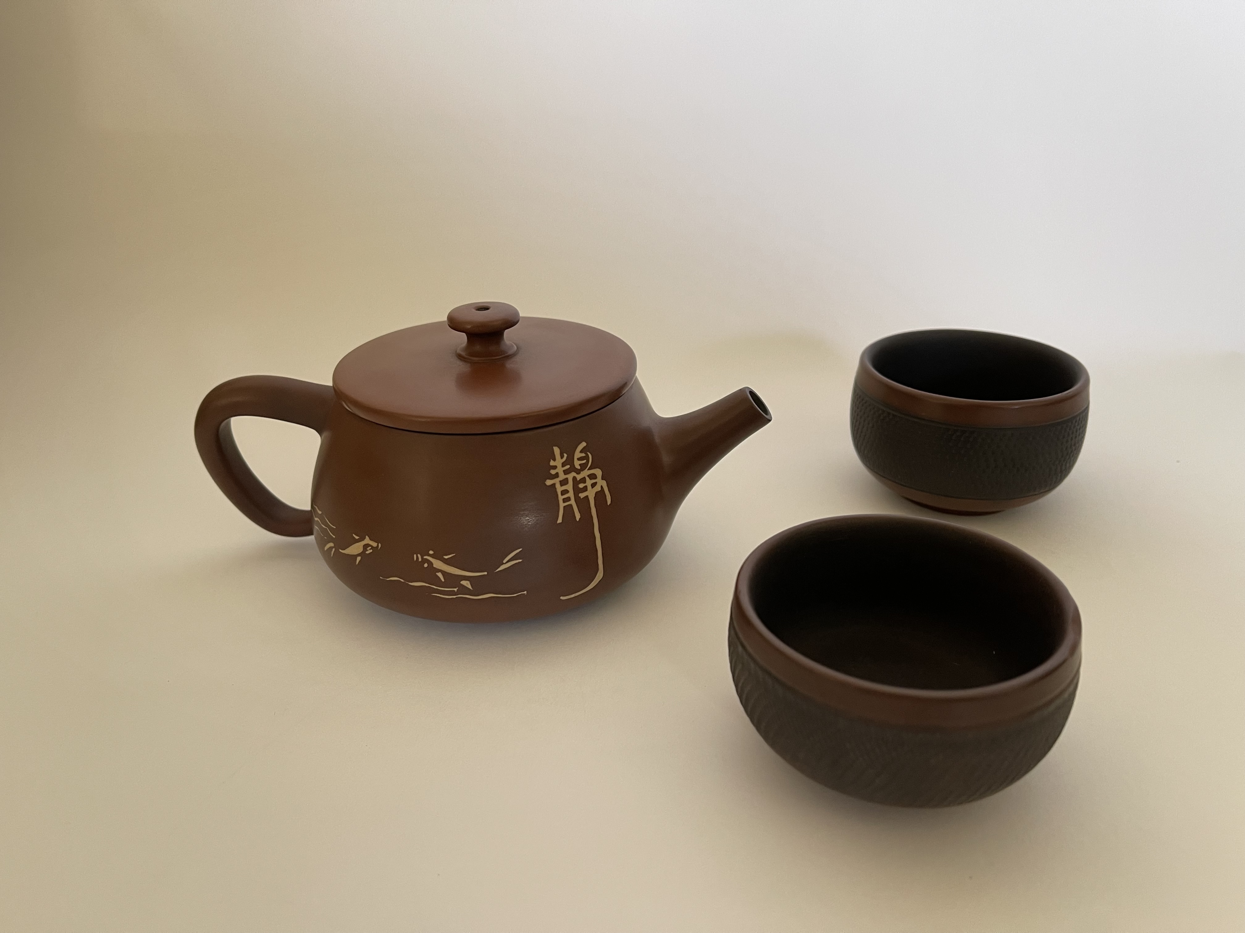 Coffret avec une theière marron et quatre tasses