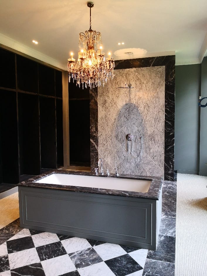 Salle de bain en marbre de Carrare et Grigio Carnico