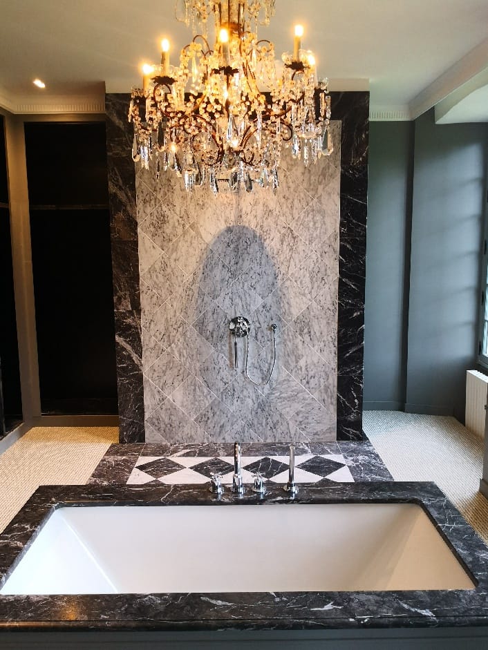 Salle de bain en marbre de Carrare et Grigio Carnico