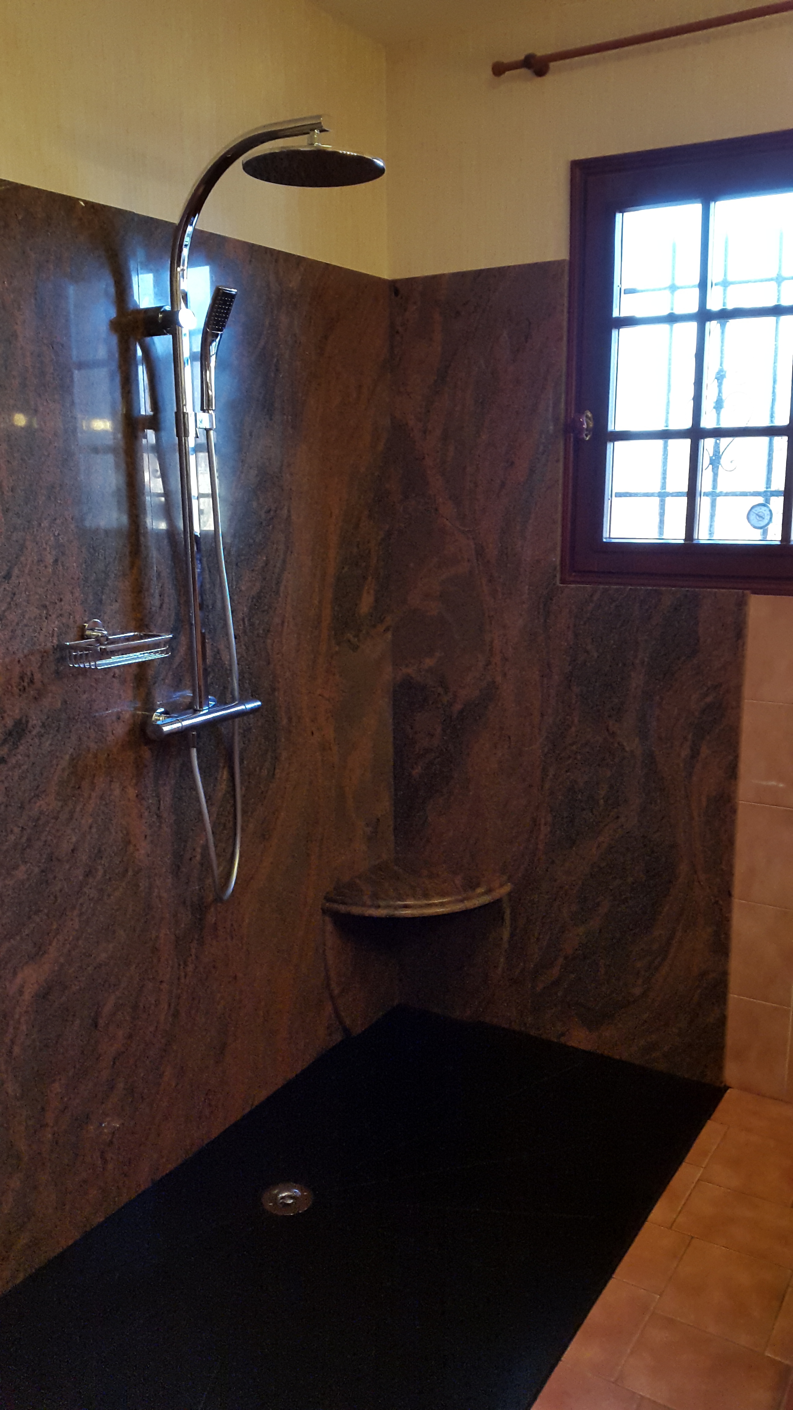 Panneau de douche minéral