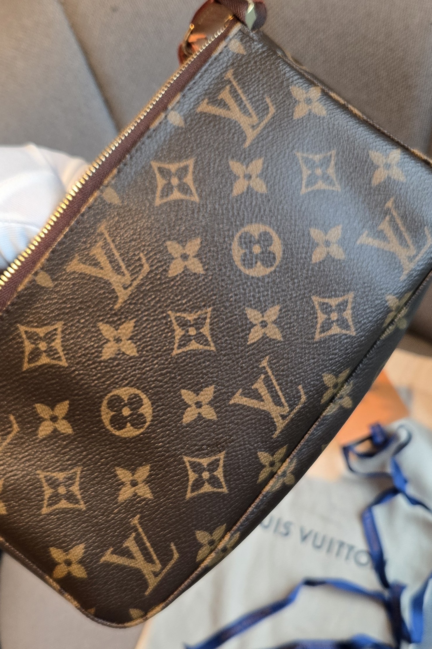 LOUIS VUITTON 