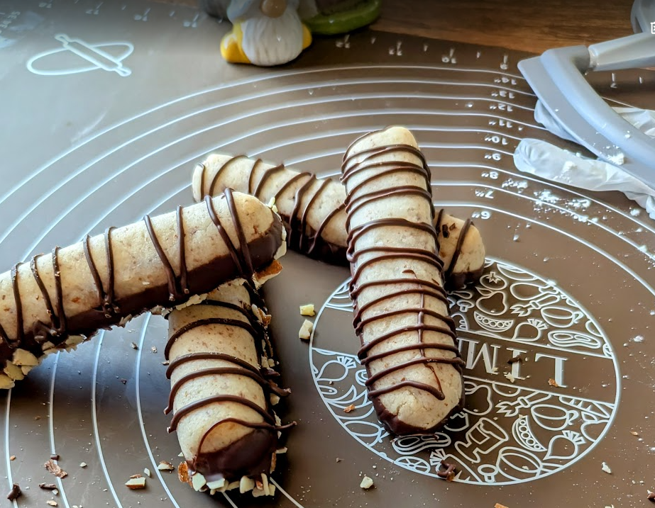 one dozen  (Almond cookie) 