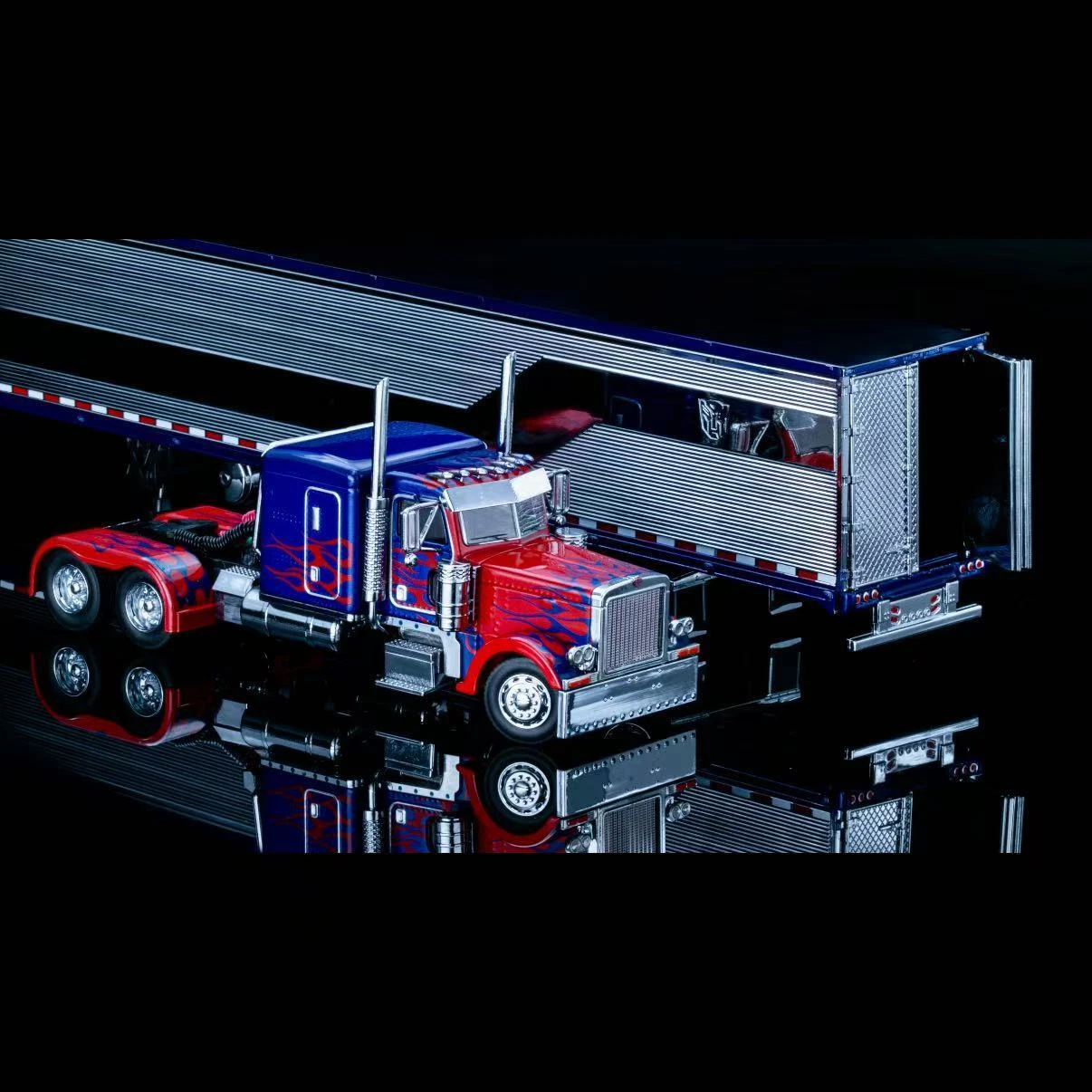 1/64 2025 596 Peterbilt Optimus Prime Truck Limited Edition Collector Car Set