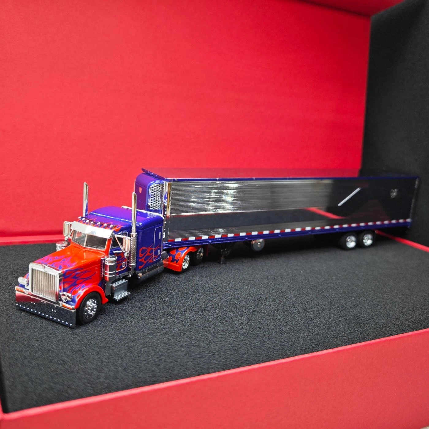 1/64 2025 596 Peterbilt Optimus Prime Truck Limited Edition Collector Car Set