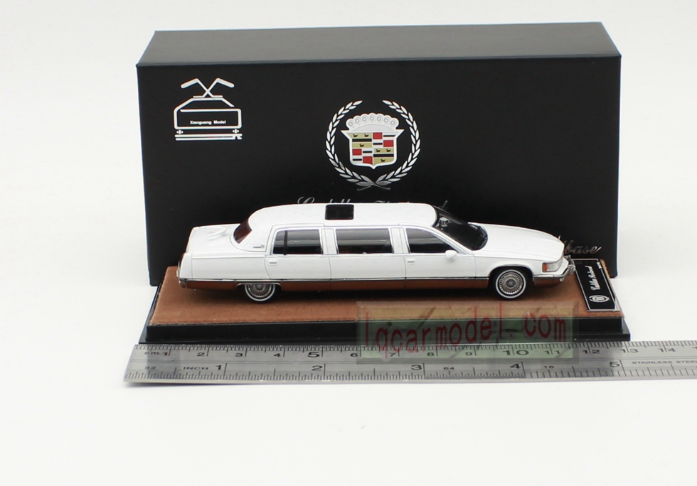 1/64 XG Cadillac Fleetwood Sedan Limousine Classic Model Diecast Metal Car white