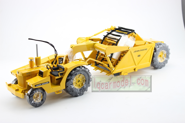 1/24 john deere 840 diesel 400 Elevating Scraper Truck Diecast By Reuhl 