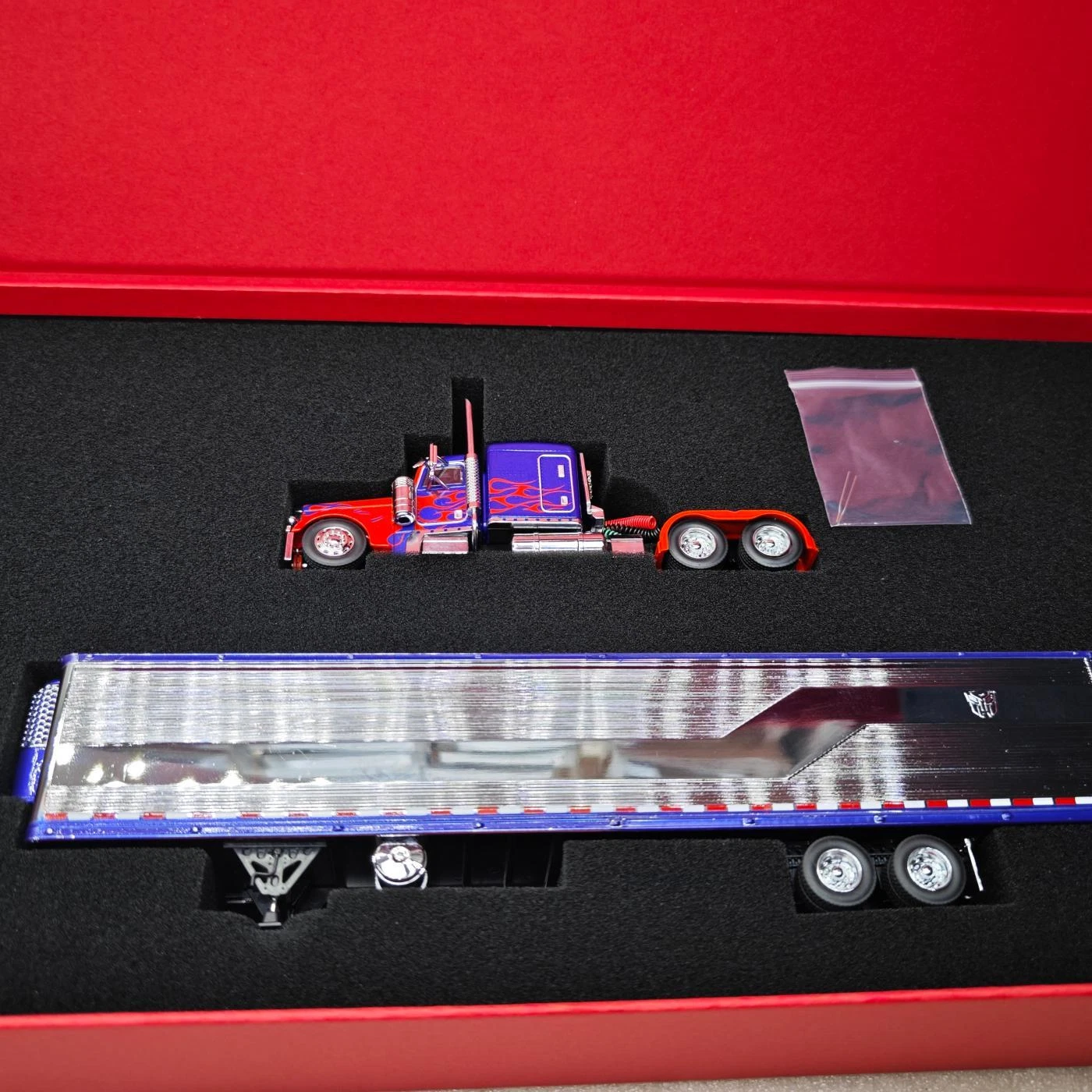 1/64 2025 596 Peterbilt Optimus Prime Truck Limited Edition Collector Car Set