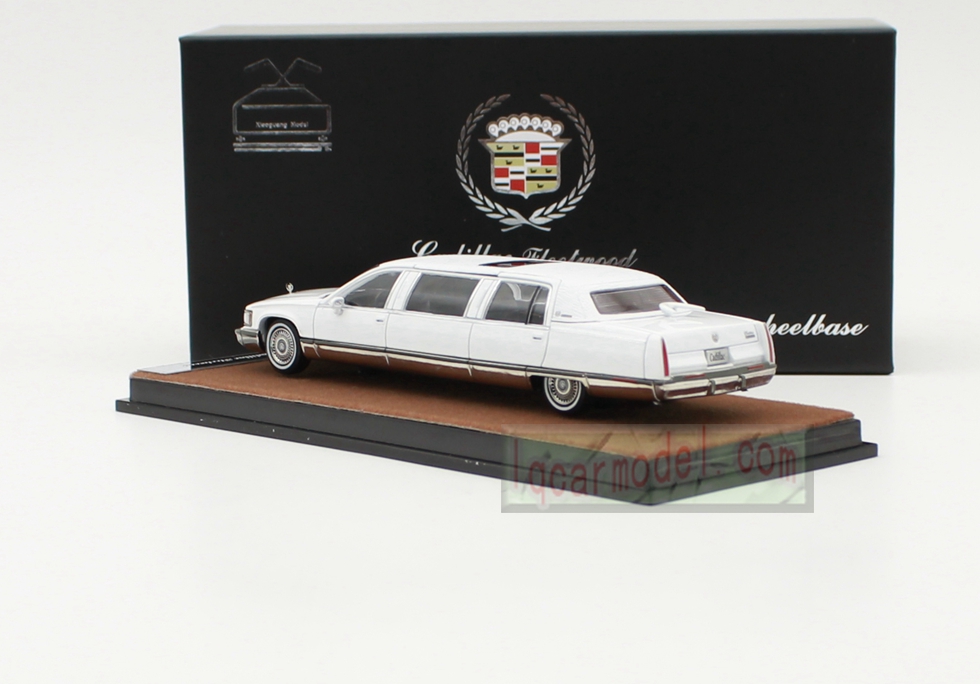 1/64 XG Cadillac Fleetwood Sedan Limousine Classic Model Diecast Metal Car white