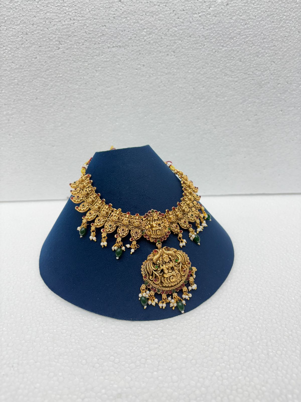 Foldable necklace stand 