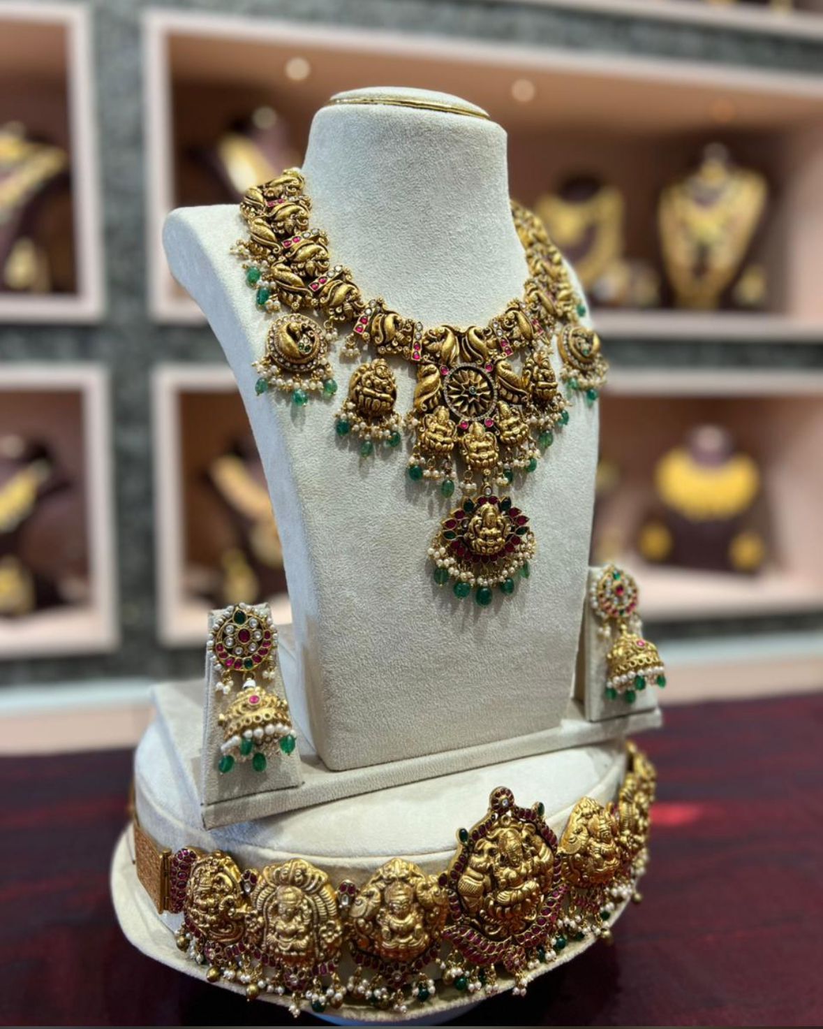 Beige jewellery display set
