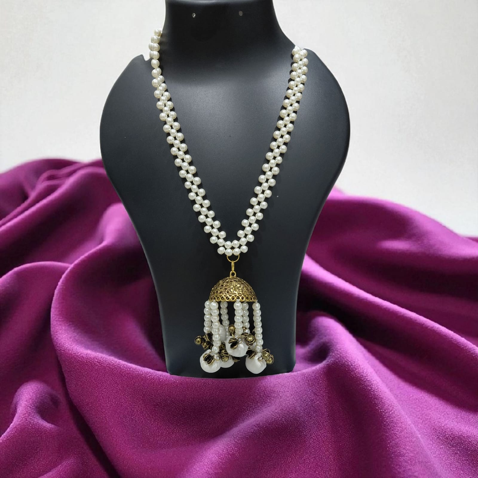 Pearl Beaded Necklace with Pendant