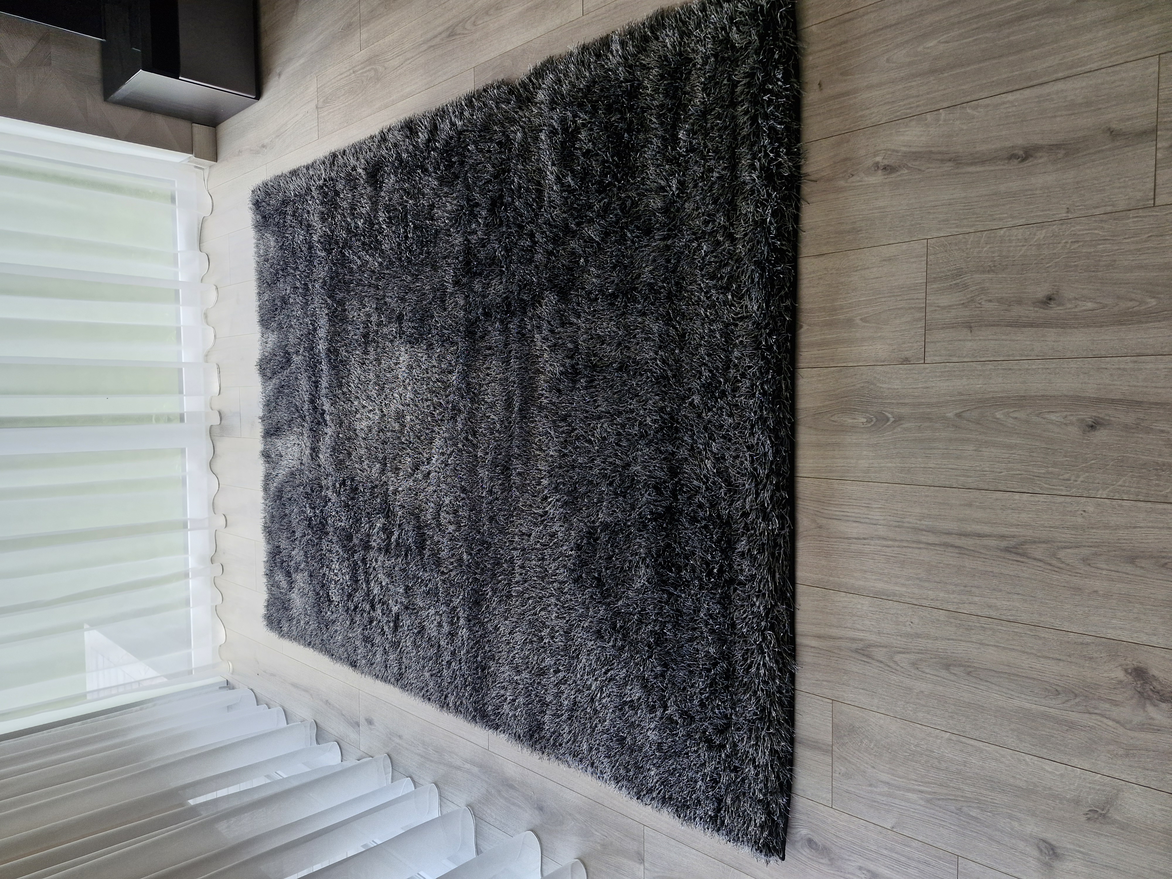 Juodas "Pasidabruotas"