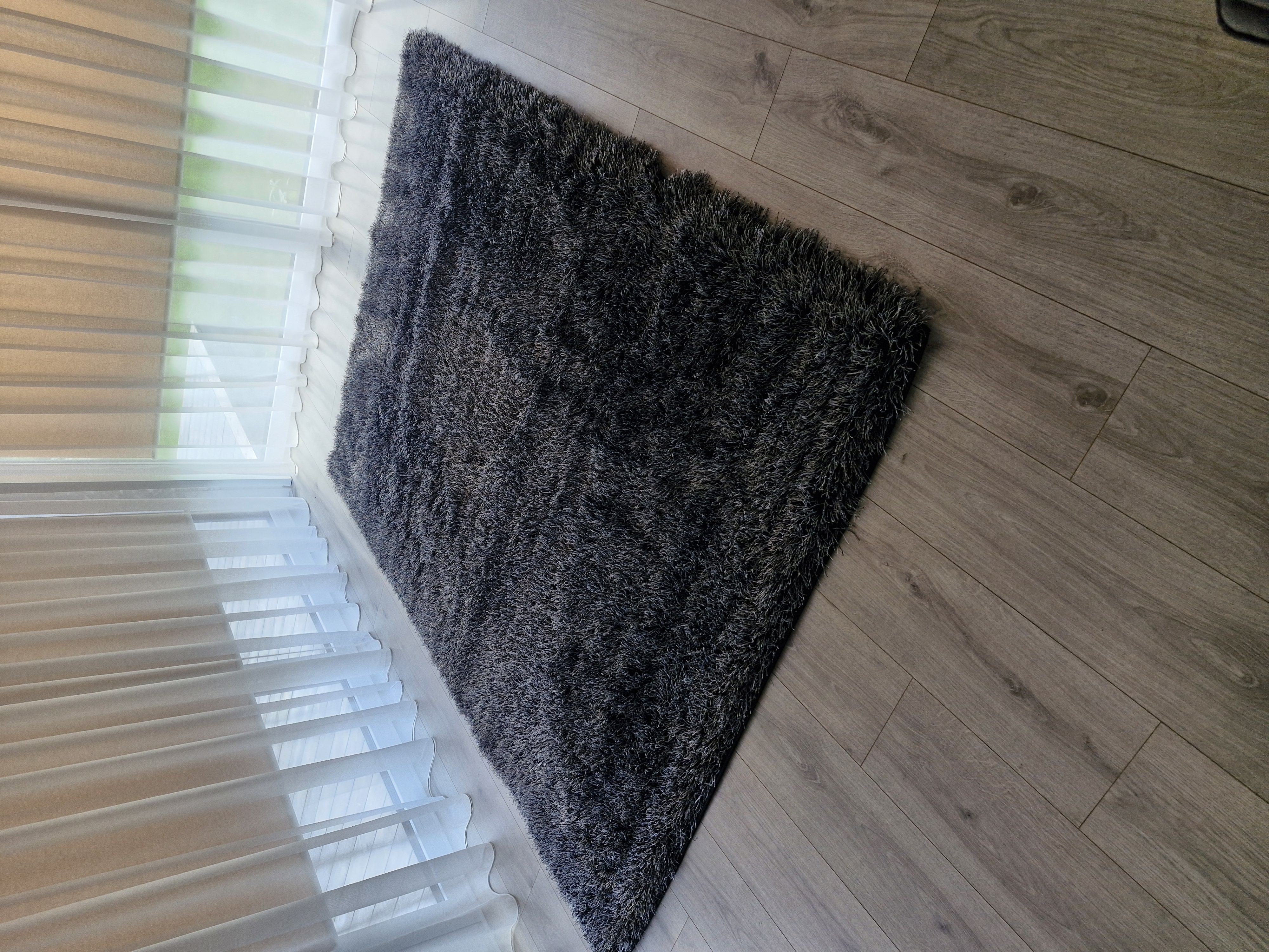 Juodas "Pasidabruotas"