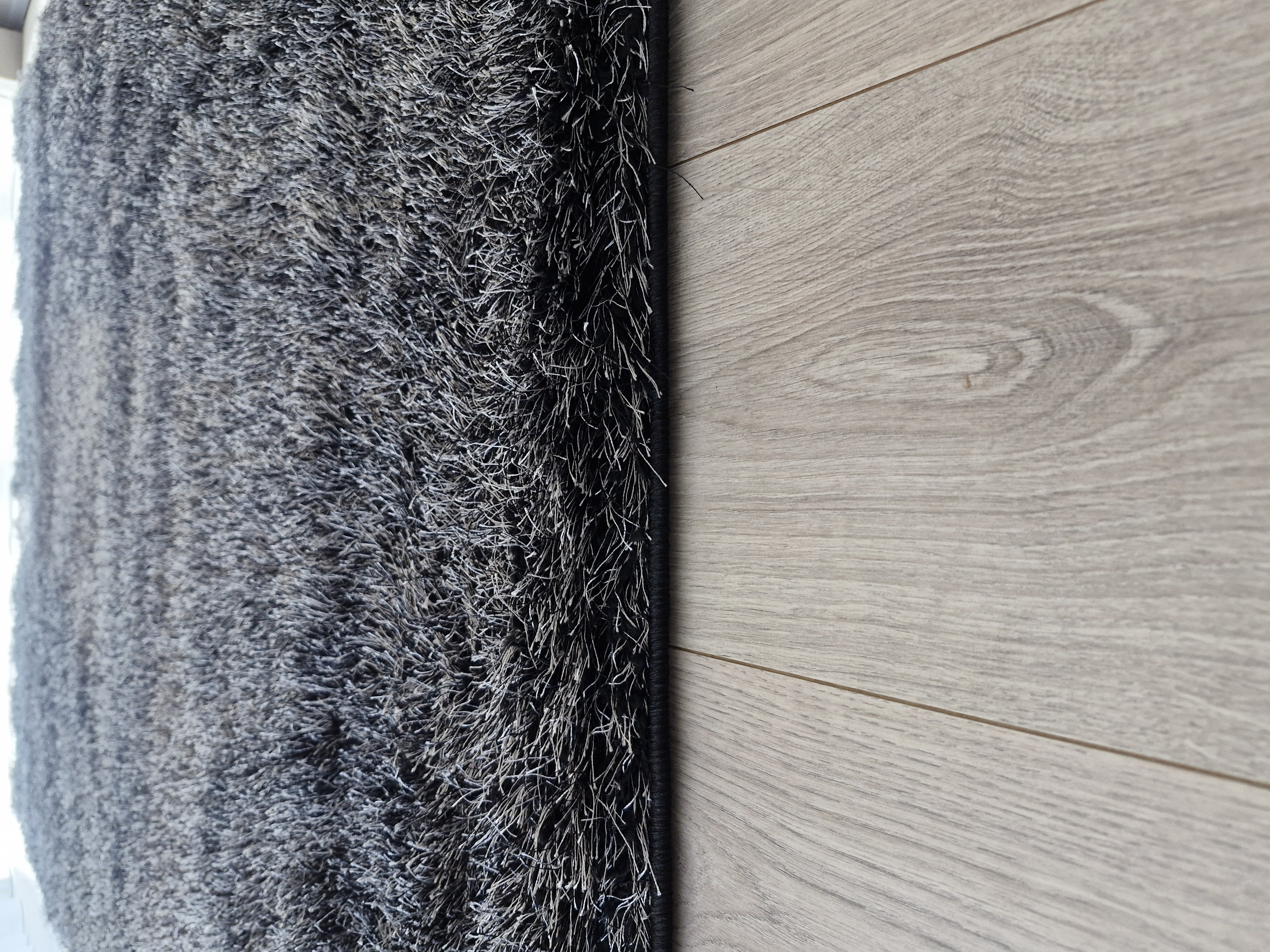 Juodas "Pasidabruotas"