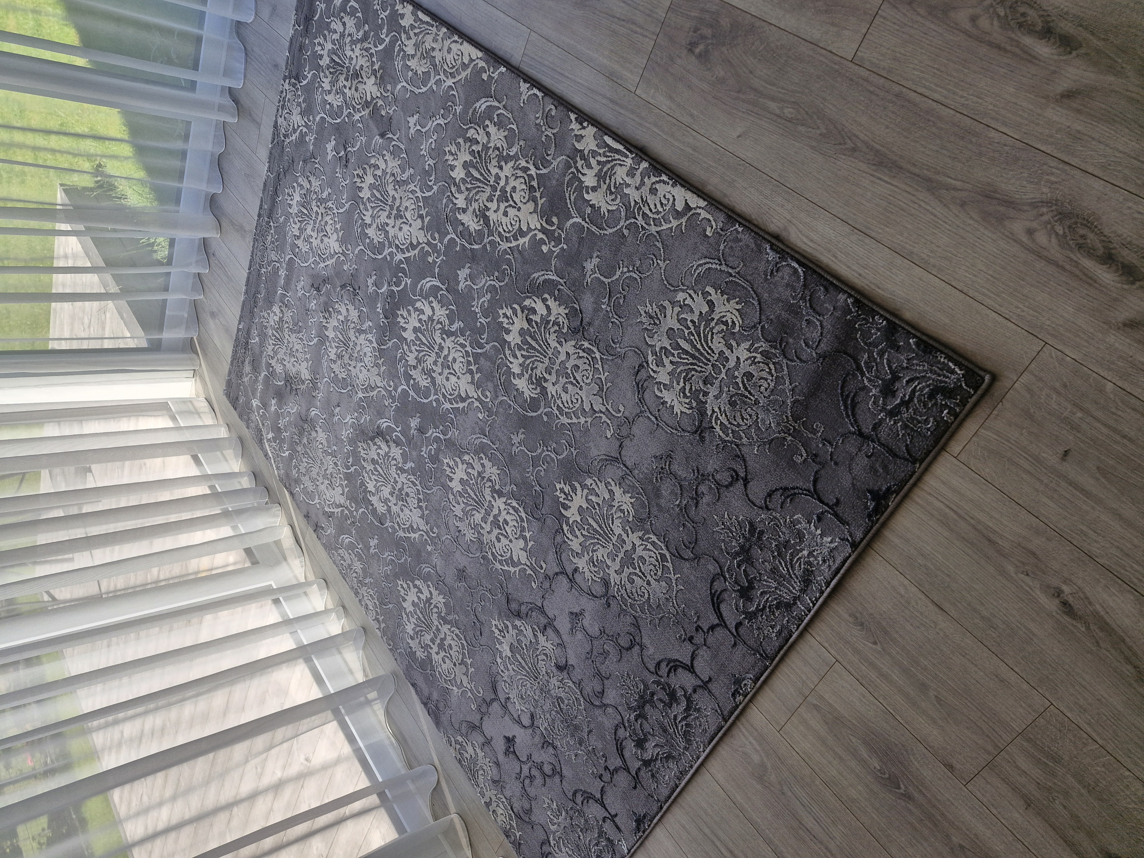 Rytų ornamentas "Pilka žvakė"