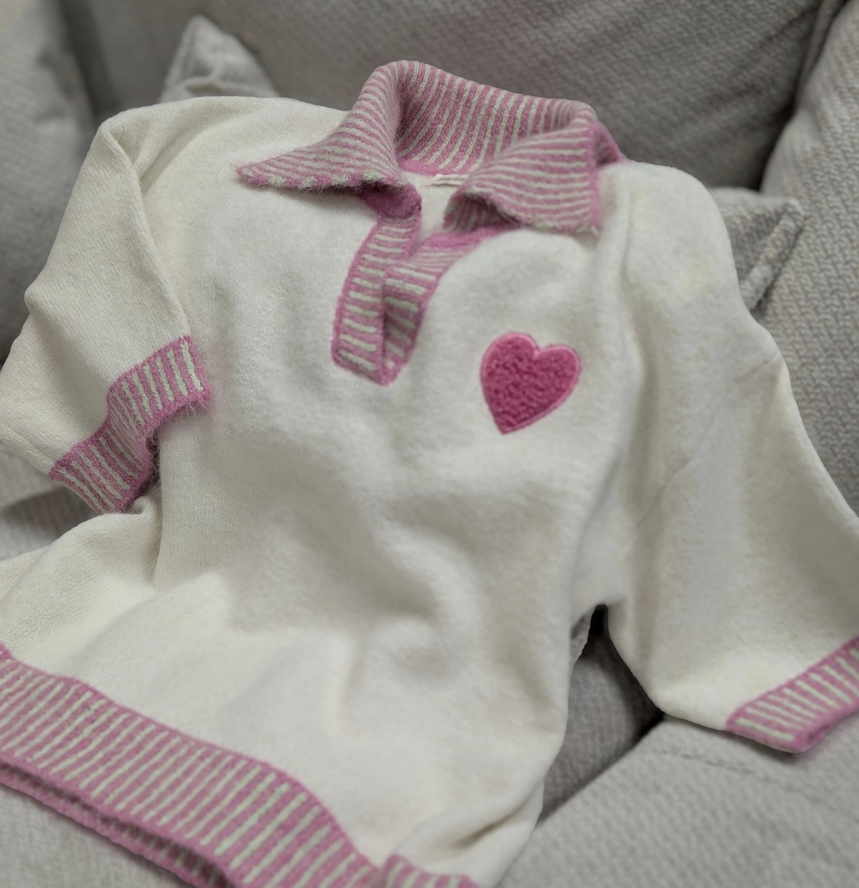 Moteriškas megztukas su širdele - LOVE