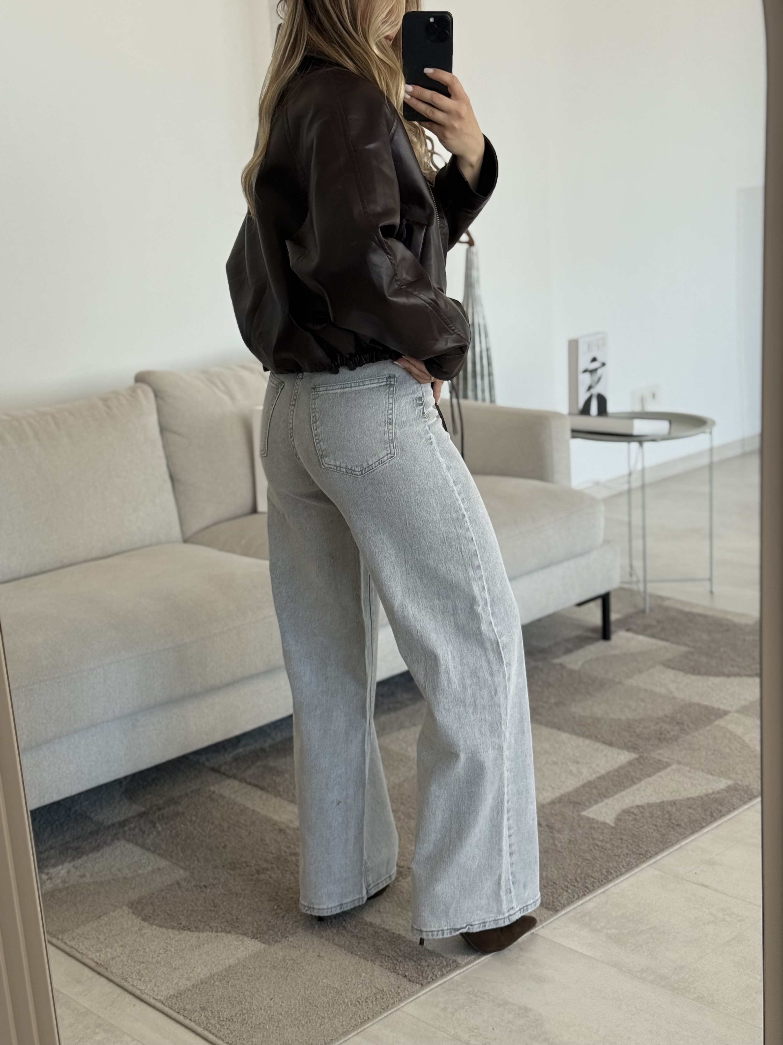 Tiesaus kirpimo šviesiai pilki džinsai | 246