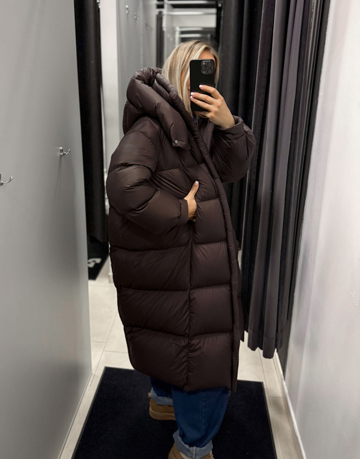 Pūkinė ilga šokoladinė striukė