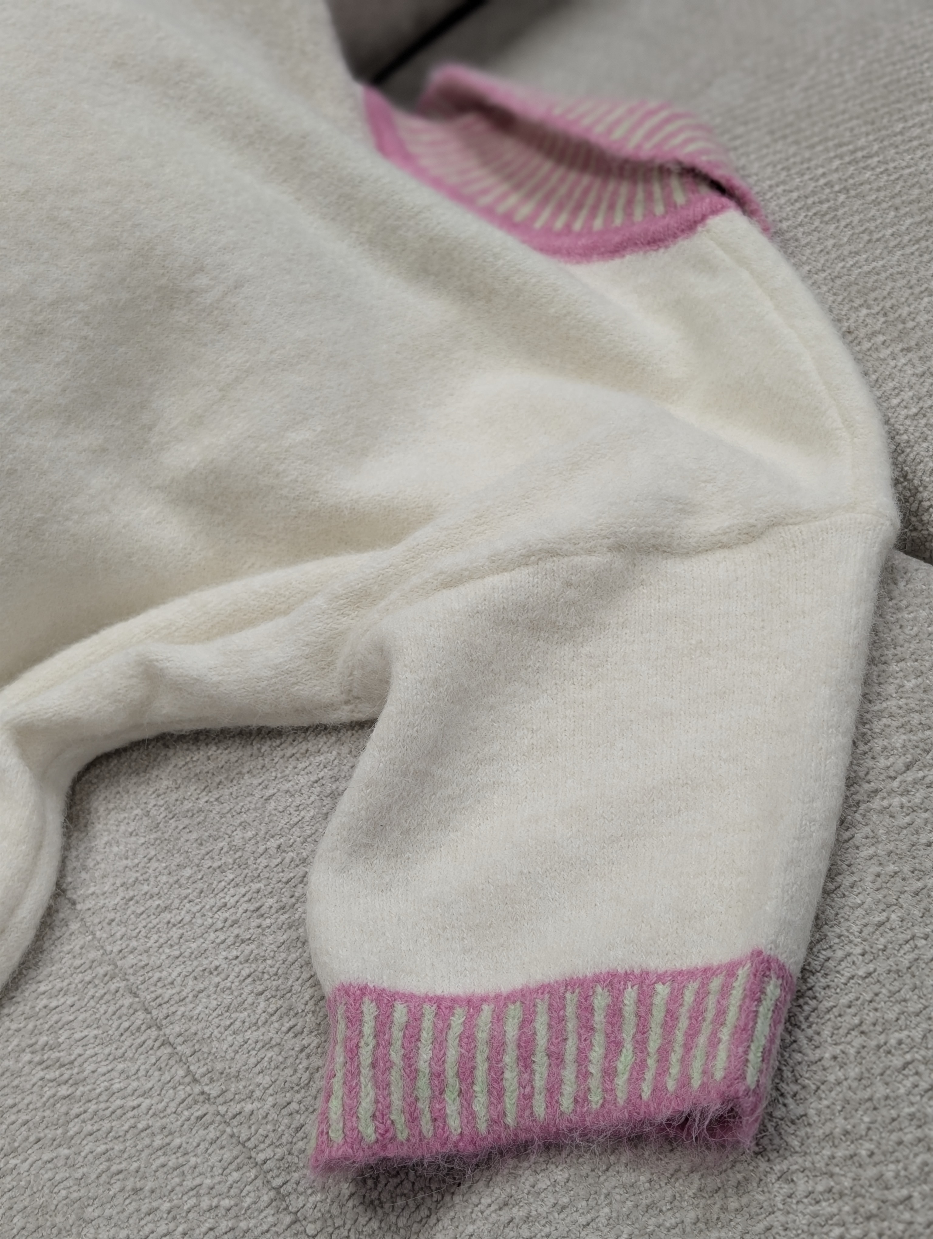 Moteriškas megztukas su širdele - LOVE