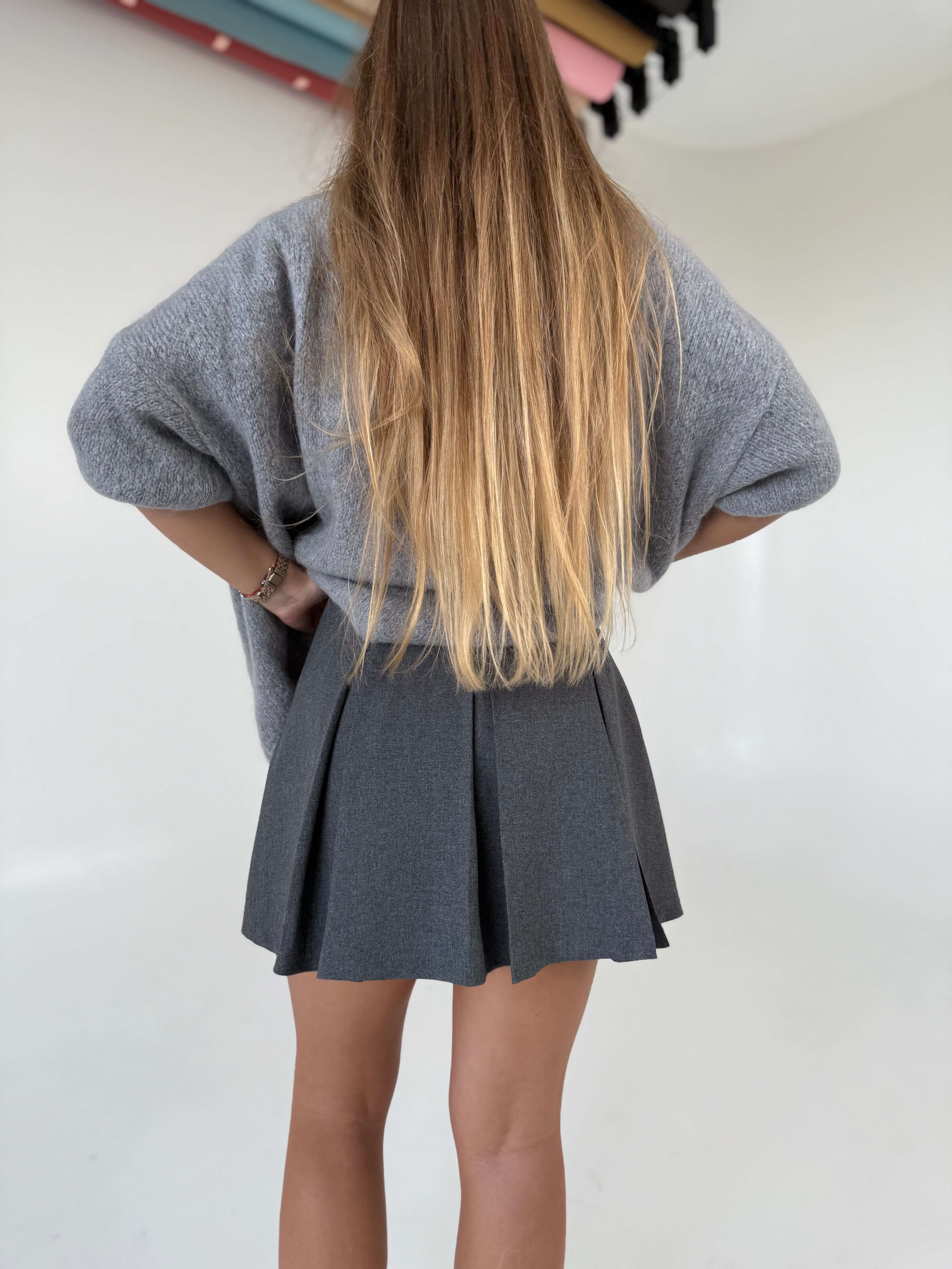 Pilkas klostuotas sijonas “Perfect”