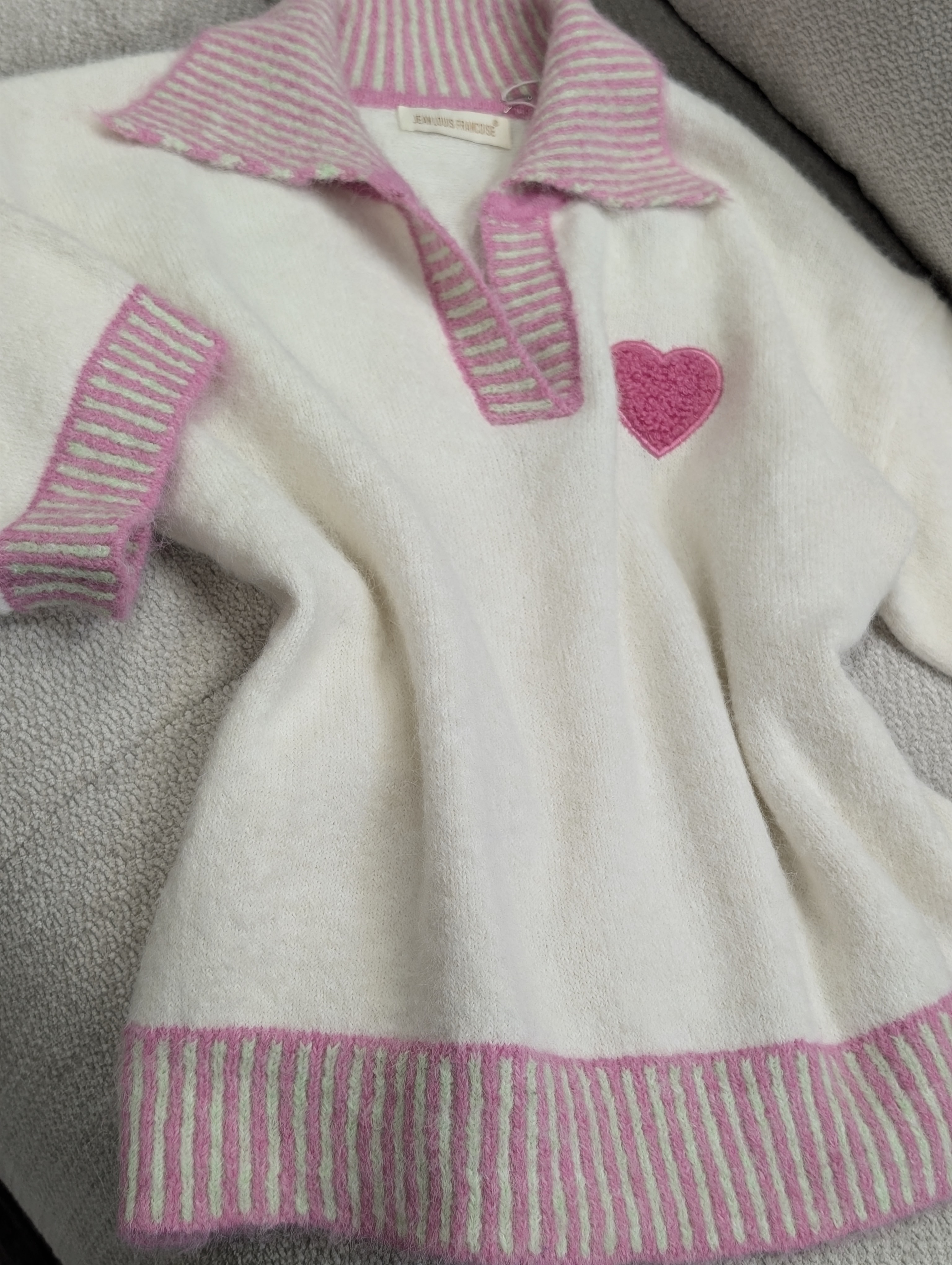 Moteriškas megztukas su širdele - LOVE