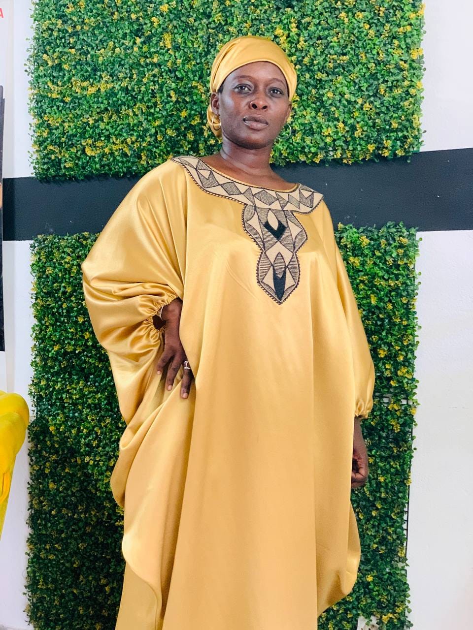 Robe traditionnelle en satin doré