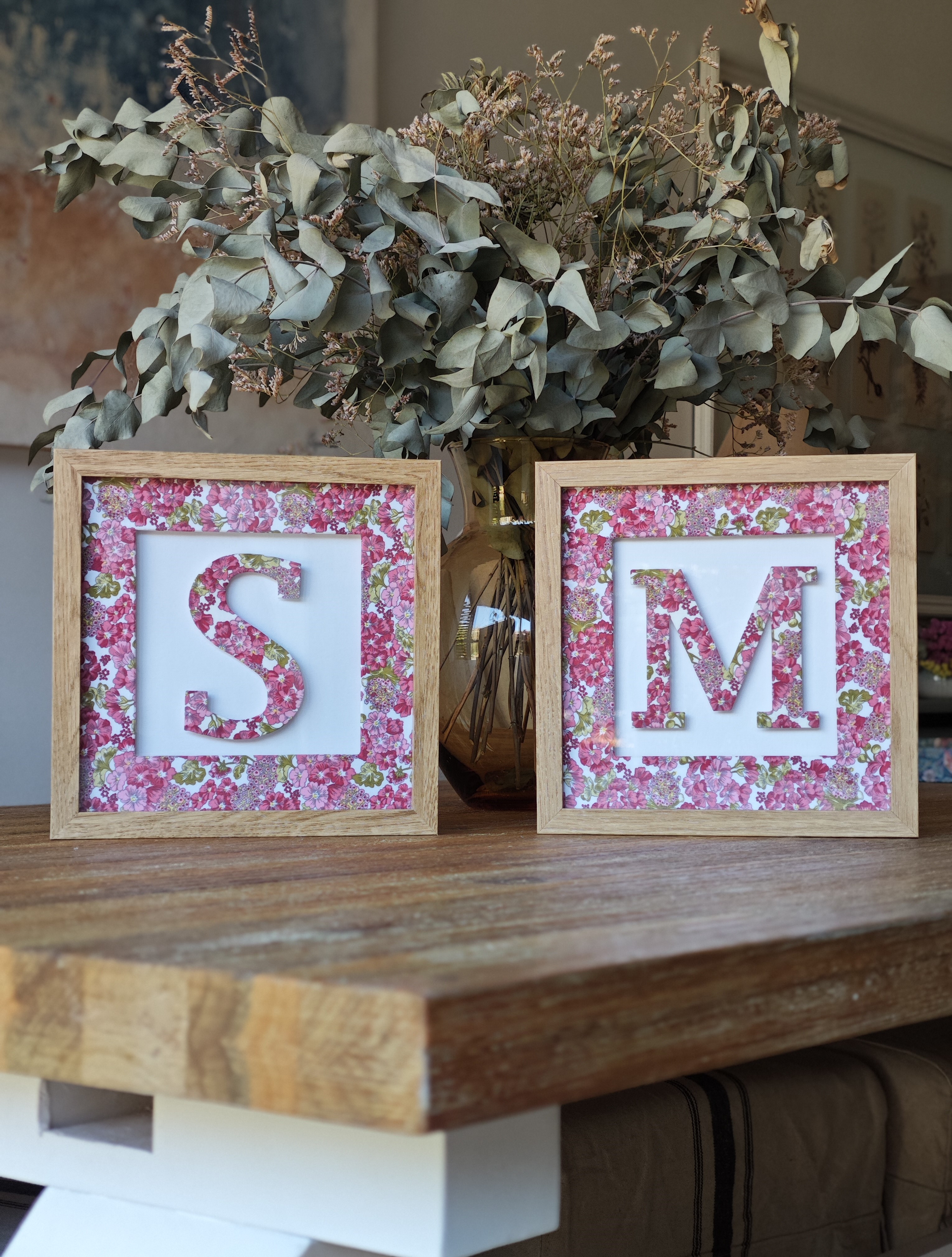 Inicial Flores de Abril - Madera Mediano