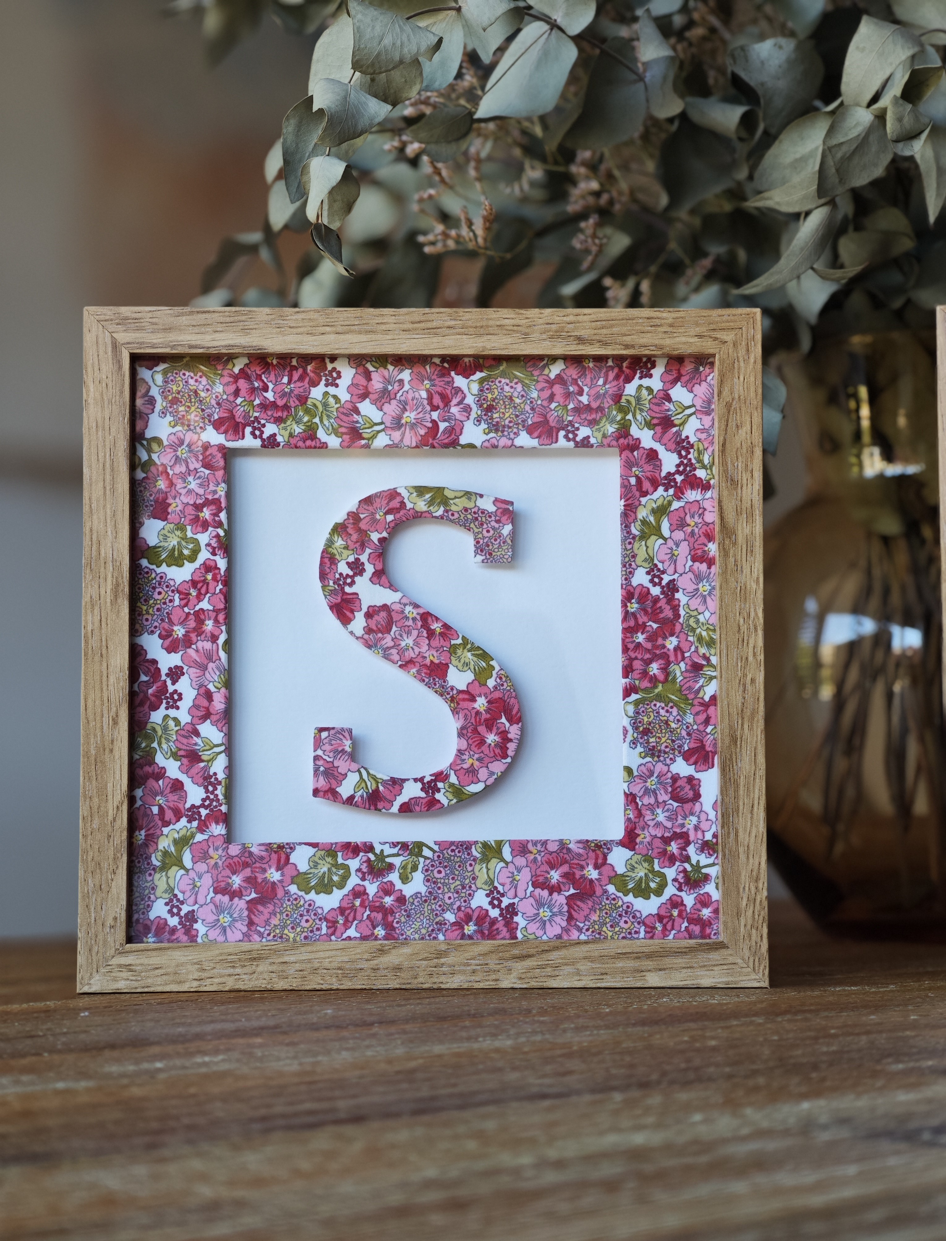 Inicial Flores de Abril - Madera Mediano