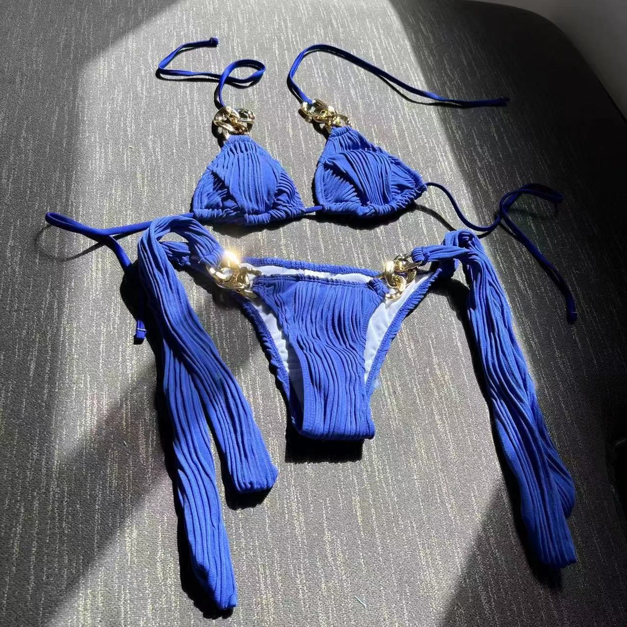 Bikini GIMAR Azul Rey con Aros Dorados – Elegancia y Estilo Glam