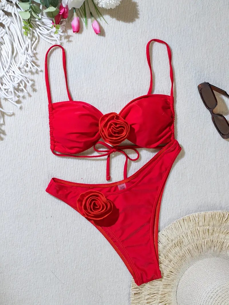 Bikini rojo con detalle de rosa