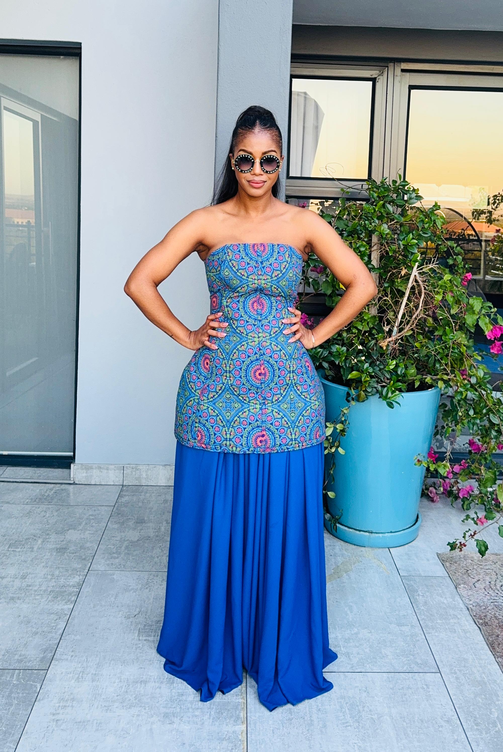 Blue skirt with 3cat print