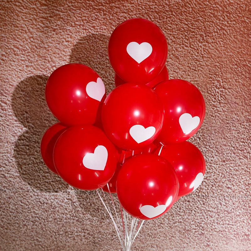 Globos rojos con corazones blancos