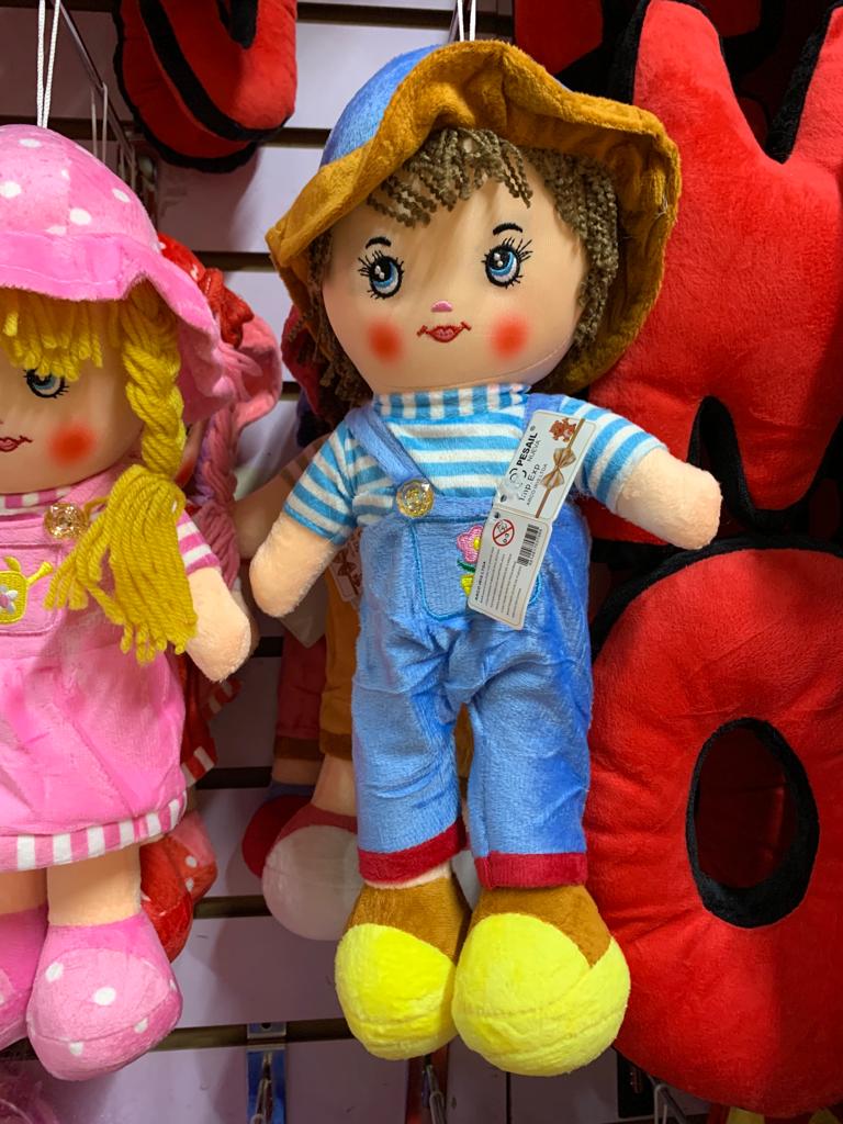 Muñeco de tela con overol azul, cafe y rojo miden 35 cms